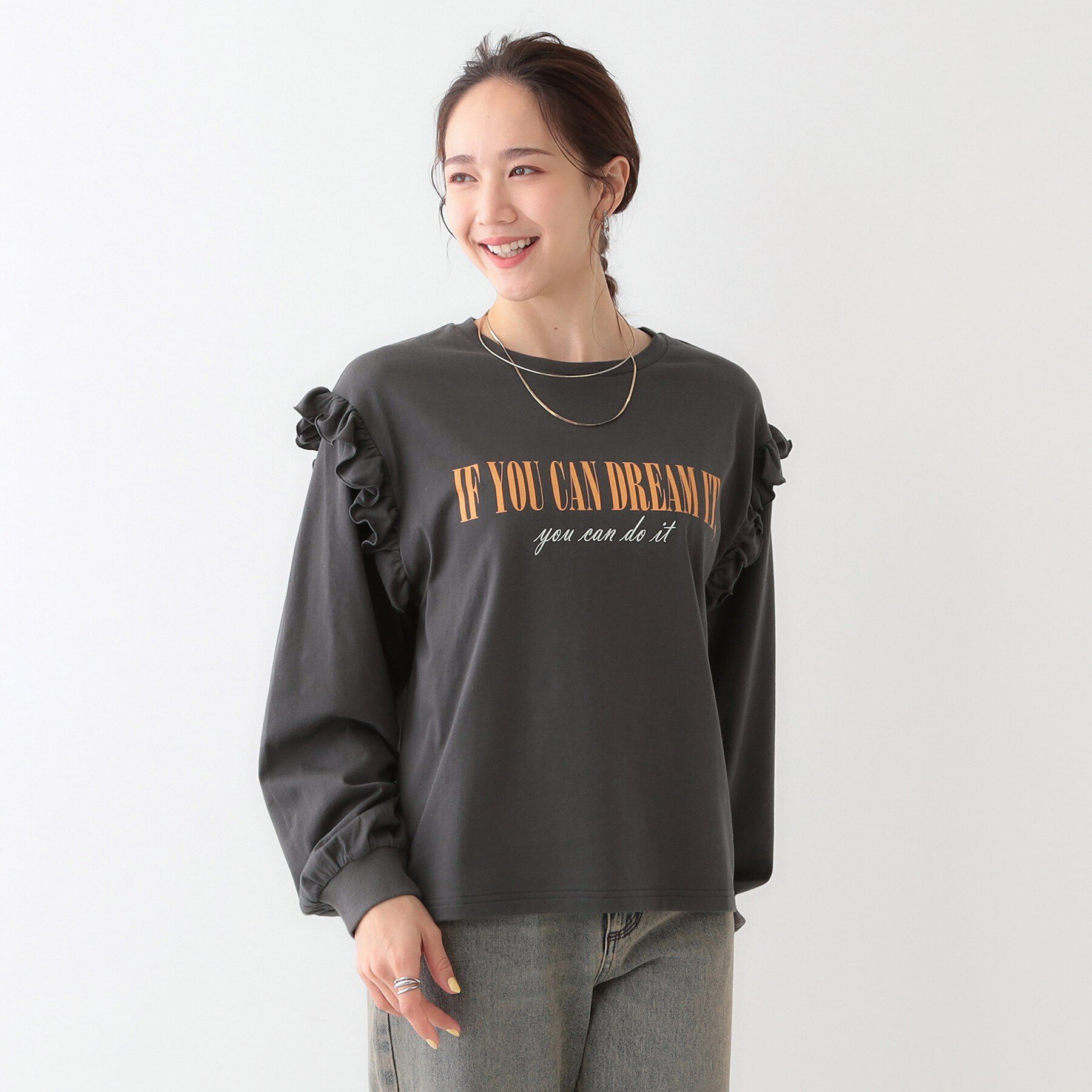 SHOO･LA･RUE「【S-LL/洗える】ショルダーフリルが目を惹く ロゴプリントロンT」|Tシャツ・カットソー|