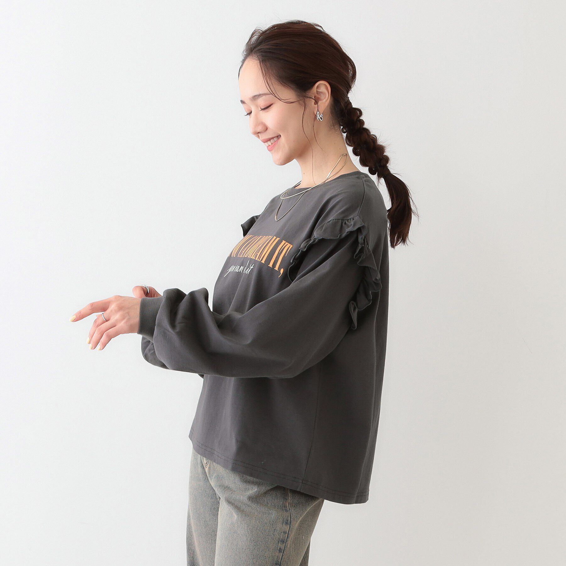 SHOO･LA･RUE「【S-LL/洗える】ショルダーフリルが目を惹く ロゴプリントロンT」|Tシャツ・カットソー|