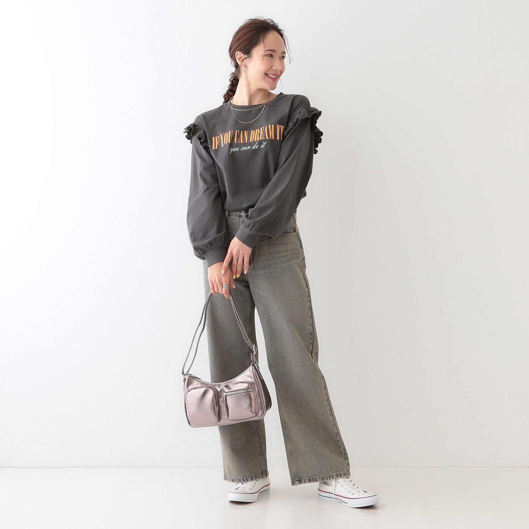 SHOO･LA･RUE「【S-LL/洗える】ショルダーフリルが目を惹く ロゴプリントロンT」|Tシャツ・カットソー|