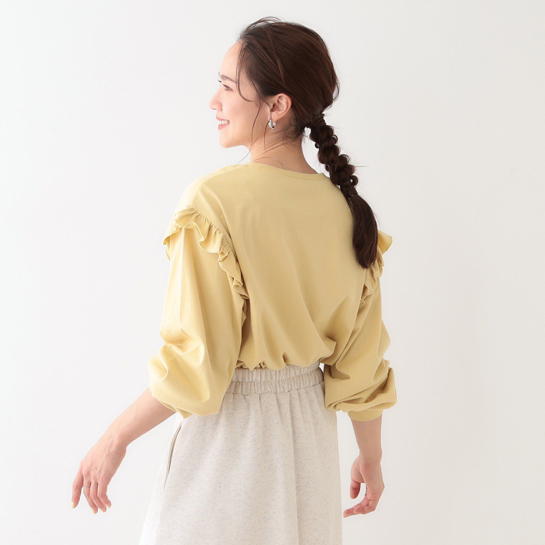 SHOO･LA･RUE「【S-LL/洗える】ショルダーフリルが目を惹く ロゴプリントロンT」|Tシャツ・カットソー|