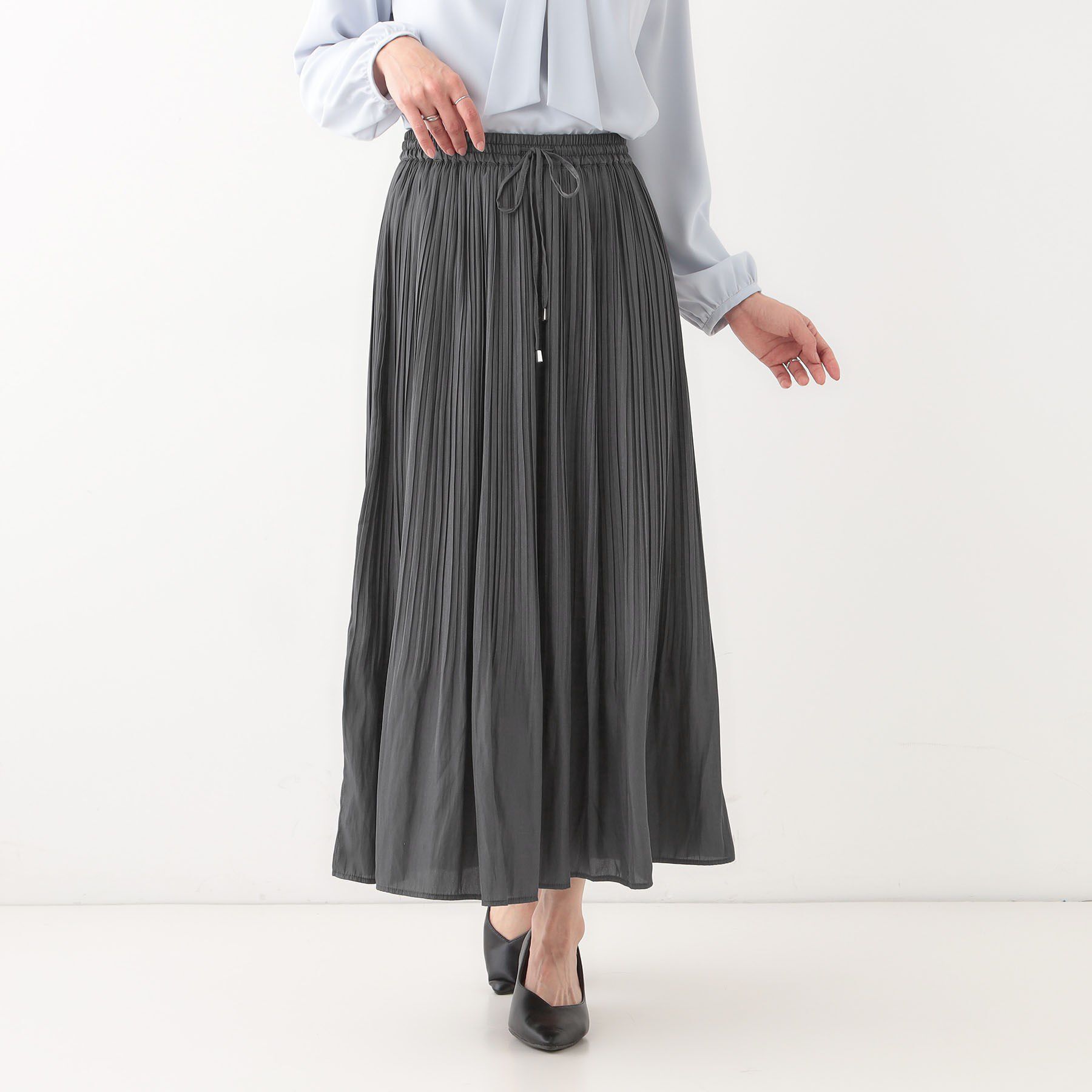 SHOO･LA･RUE「【高レビュー】広がり過ぎずすっきりと サテンプリーツスカート」|スカート|
