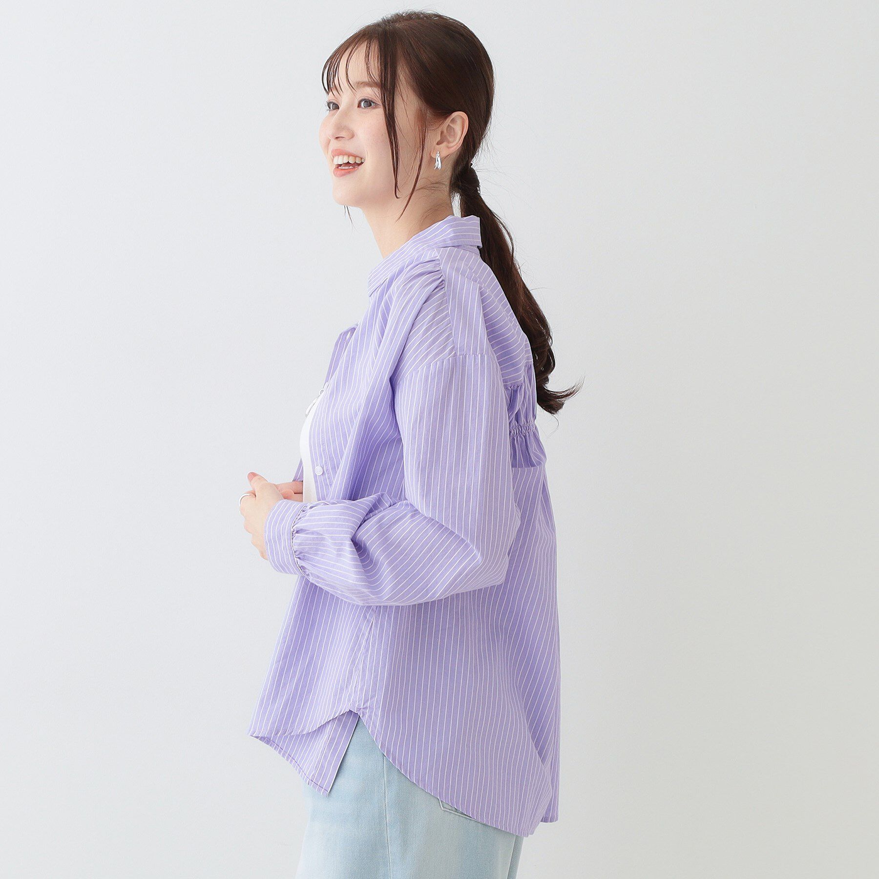 SHOO･LA･RUE「【洗える】バックギャザーがポイント 綿ワッシャー前開きシャツ」|シャツ・ブラウス|