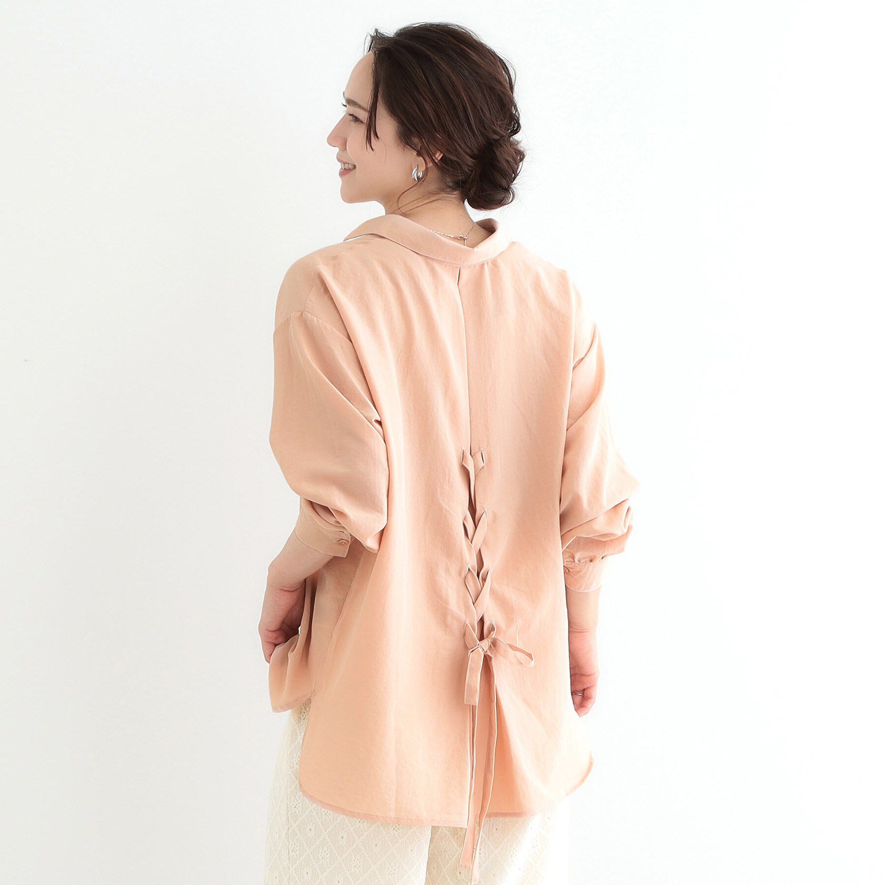 SHOO･LA･RUE「【S-LL】後ろ姿も抜かりなく バックレースアップシャツ」|シャツ・ブラウス|