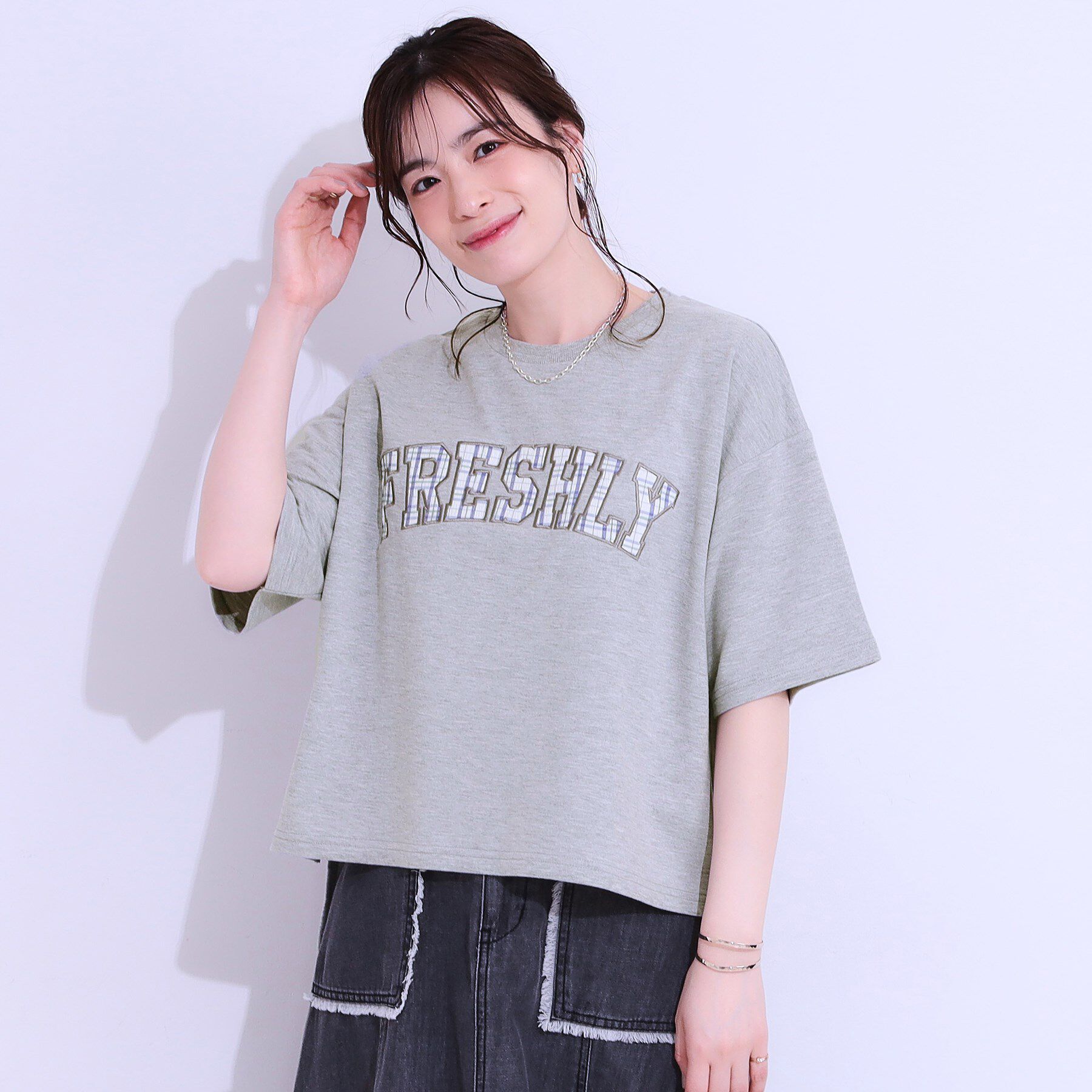 SHOO･LA･RUE「【S-LL】ゆるっと大人カジュアルに 柄ロゴアソート ミニ裏毛トップス」|Tシャツ・カットソー|