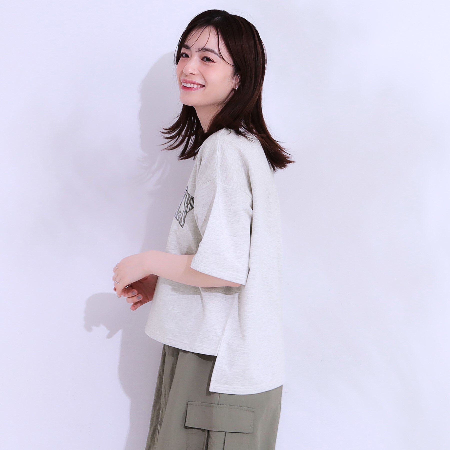 SHOO･LA･RUE「【S-LL】ゆるっと大人カジュアルに 柄ロゴアソート ミニ裏毛トップス」|Tシャツ・カットソー|