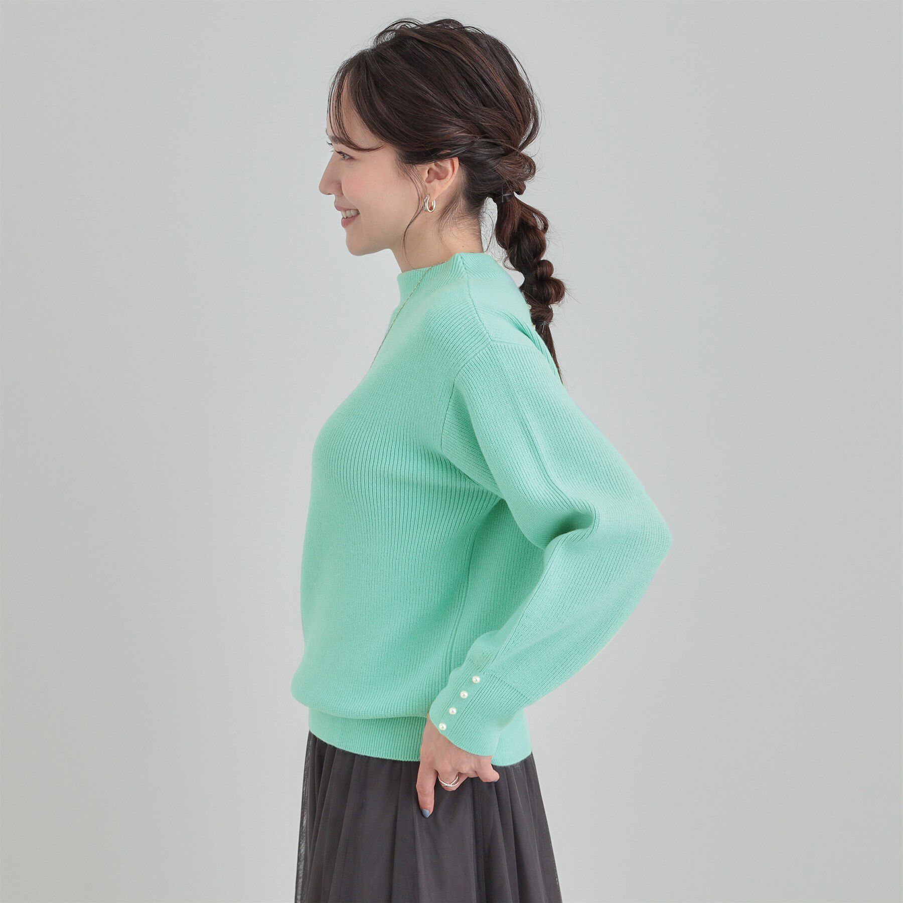 SHOO･LA･RUE「【洗える／毛玉になりにくい】お袖パールで上品な ハイネックニット」|ニット・セーター|