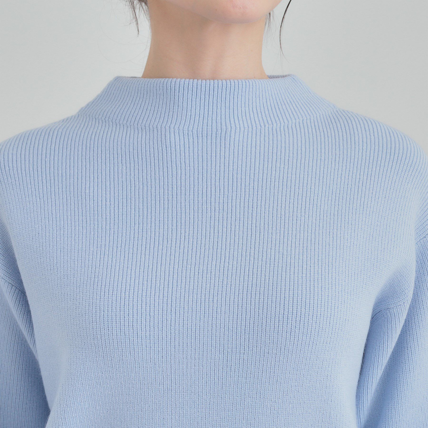 SHOO･LA･RUE「【洗える／毛玉になりにくい】お袖パールで上品な ハイネックニット」|ニット・セーター|