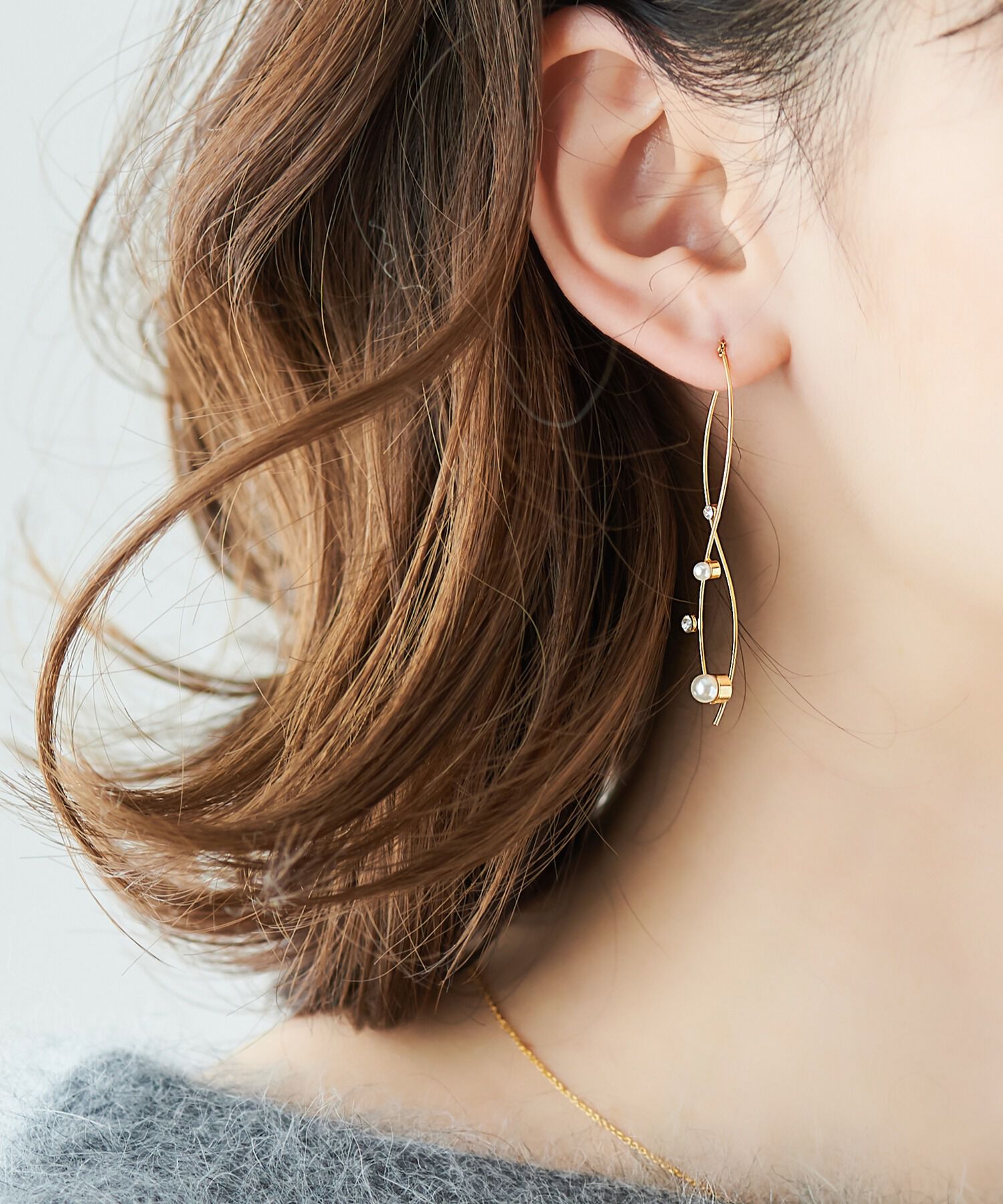 Phoebe「ツインカーブラインパールビジューピアス　ゴールド」|ピアス|