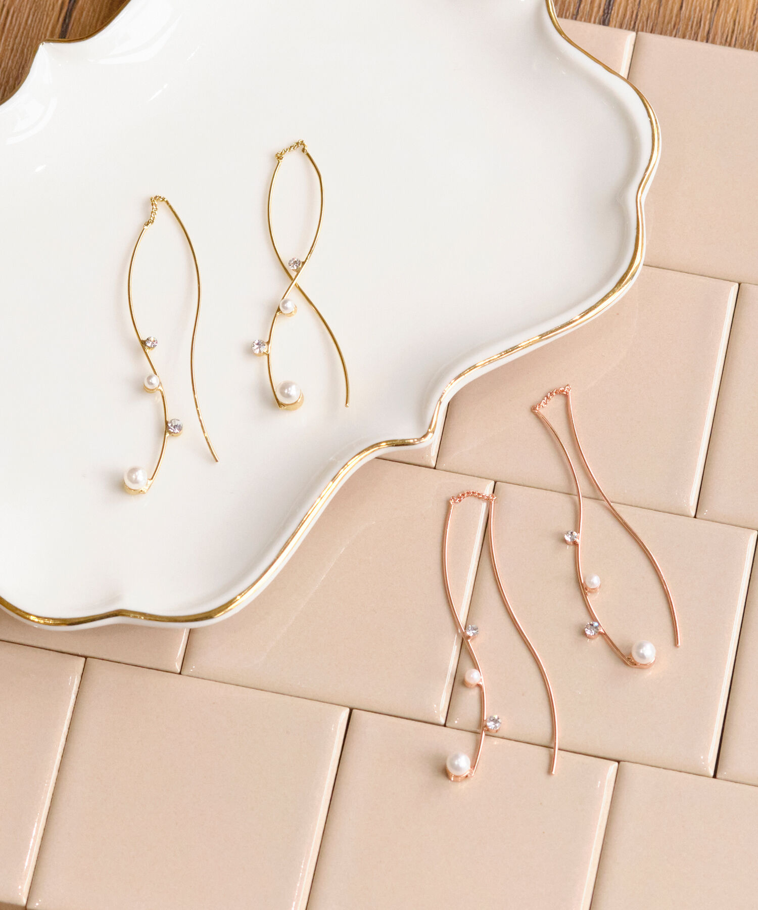 Phoebe「ツインカーブラインパールビジューピアス　ゴールド」|ピアス|