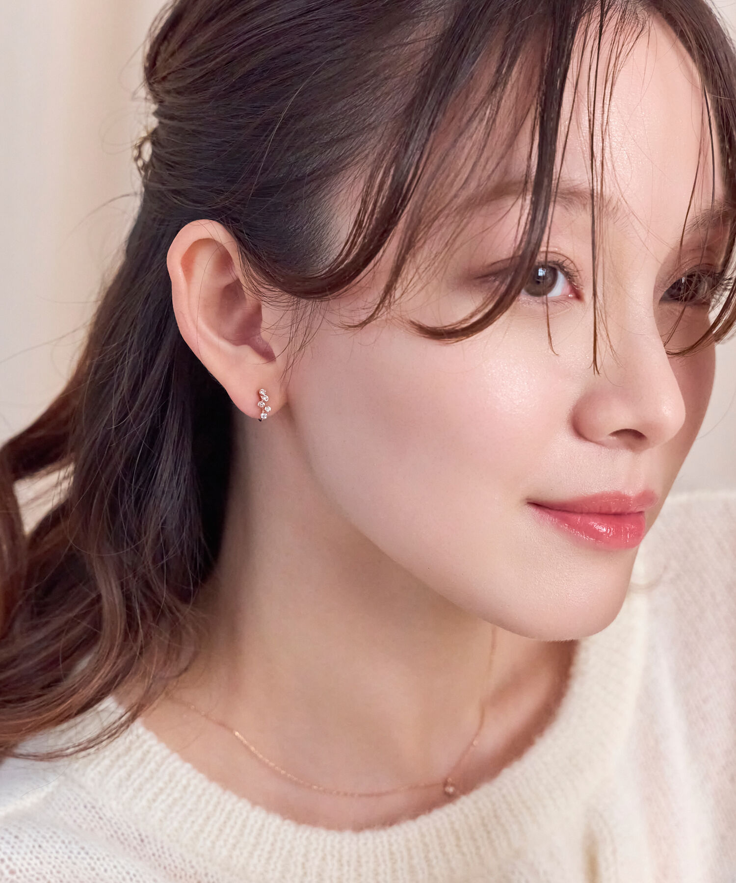 Phoebe「【金属アレルギー対応/痛くないシリーズ】ランダムプチベゼルライトフィットイヤリングシャンパンゴールド」|イヤリング|