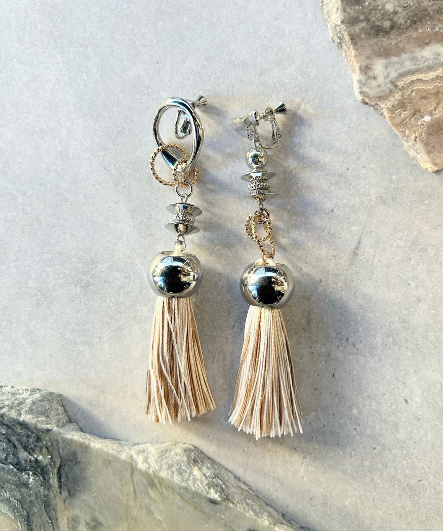 Phoebe+「【amplis】with tassel イヤリング ベージュ」|イヤリング|