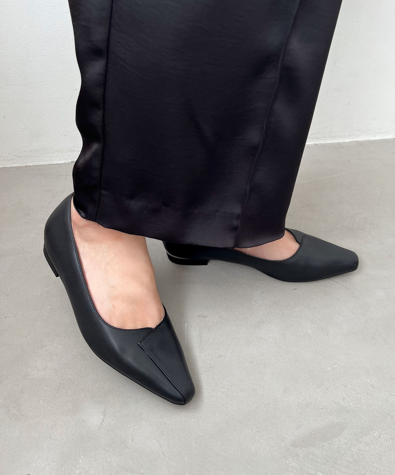 ORiental TRaffic「【WEB限定】アシンメトリーデザイン フラット パンプス /55102 通勤靴 すっきりシルエット」|パンプス|BLACK