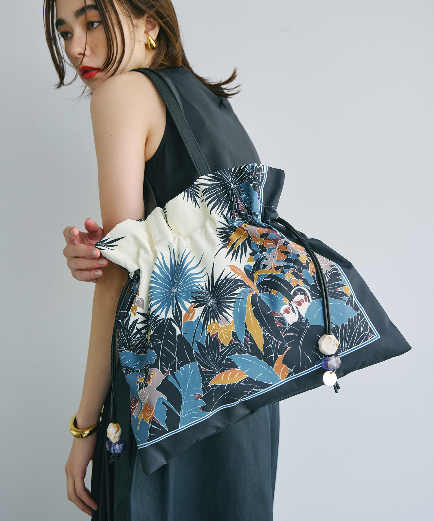 TOPKAPI TREASURE「【TREASURE TOPKAPI】マイルドサテン スカーフ柄 巾着 トート バッグ 」|トートバッグ|チャコールグレー