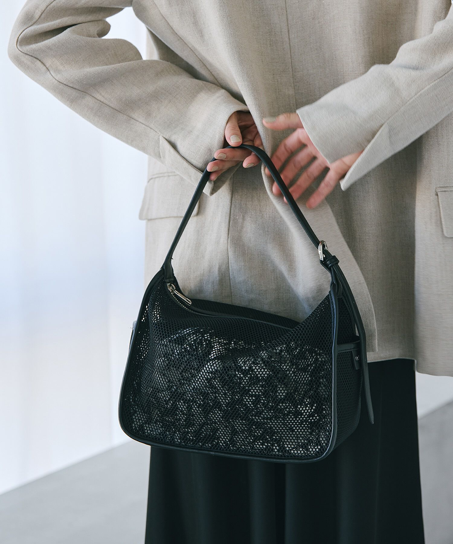 TOPKAPI TREASURE「【TREASURE TOPKAPI】プリント 巾着バッグ付き メッシュ ワンハンドルバッグ 」|ハンドバッグ|ブラック