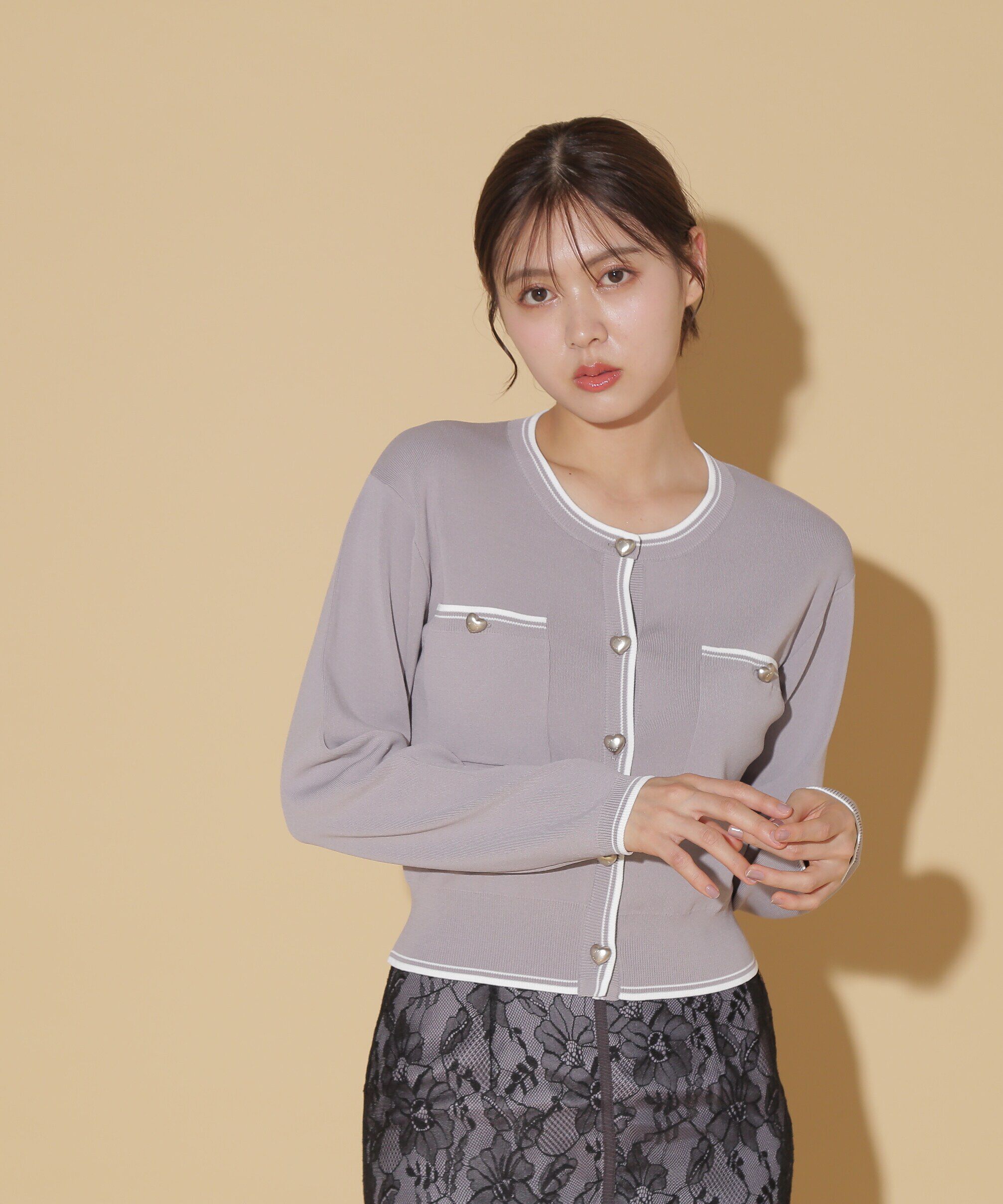  「バリエーションハートメタルUVカーデ WEB限定カラー:白赤」|ニット・セーター|グレー白2