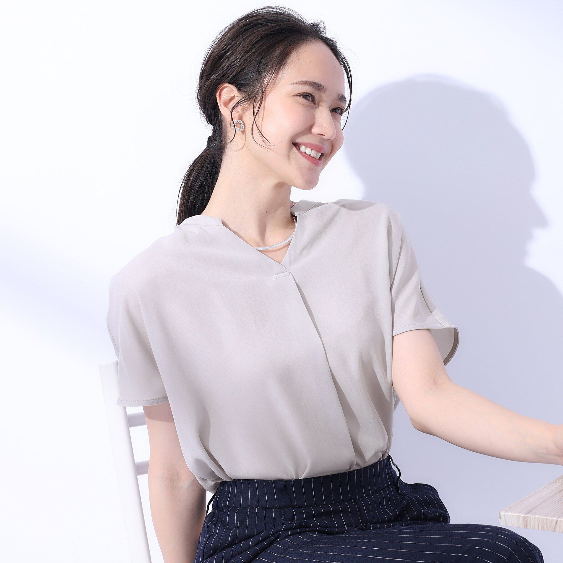 SHOO･LA･RUE「【洗える/プチプラ/無理せずキレイ】女性らしく好印象 スキッパーブラウス」|シャツ・ブラウス|ライトグレー(011