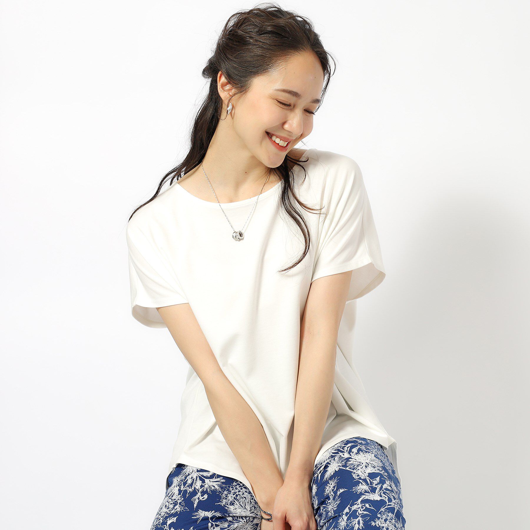 SHOO･LA･RUE「【UV】アウトで決まる とろみラウンドヘム半袖トップス」|Tシャツ・カットソー|ホワイト(001)