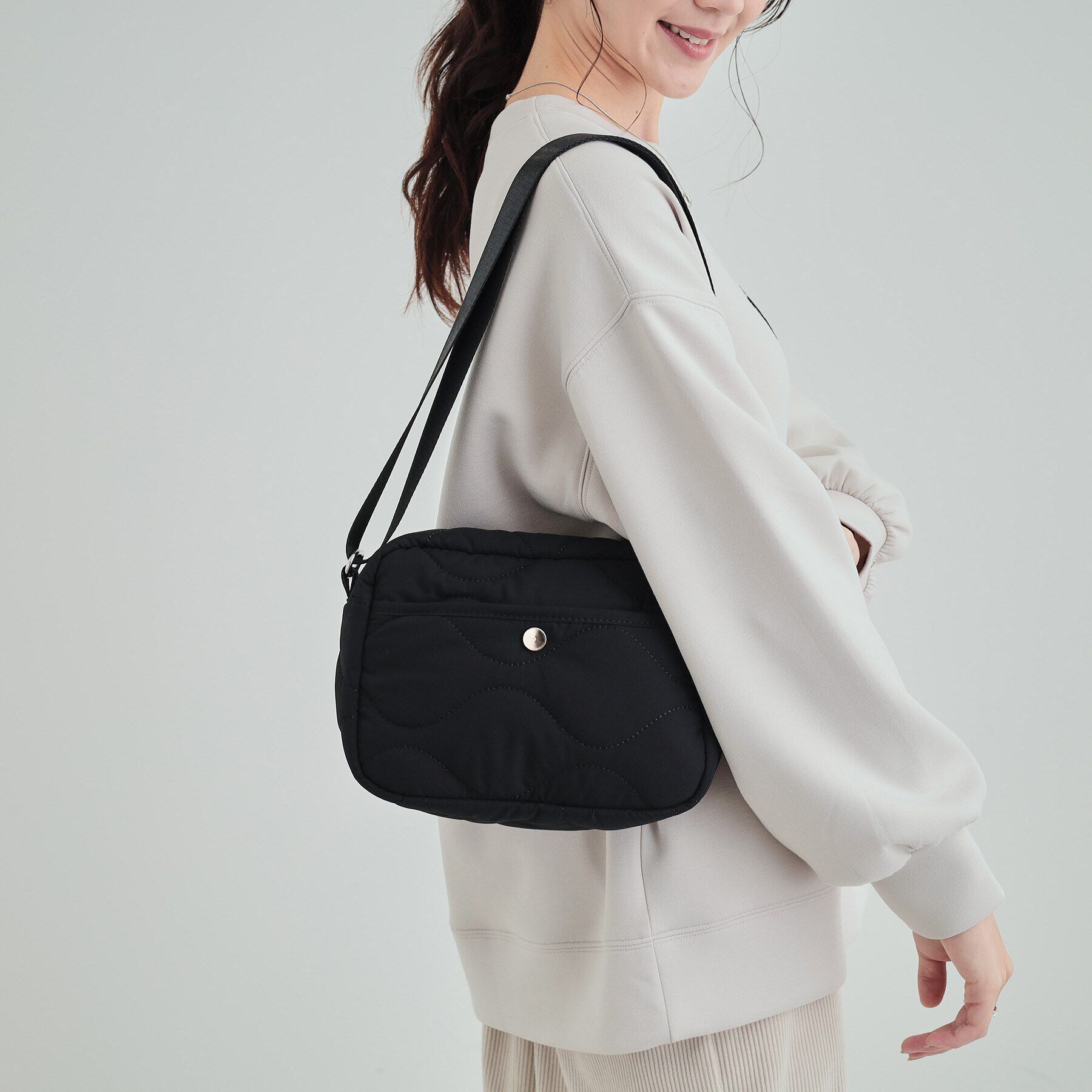 SHOO･LA･RUE「レジャーや旅行にも キルトスクエアショルダーバッグ」|ショルダー・メッセンジャー|