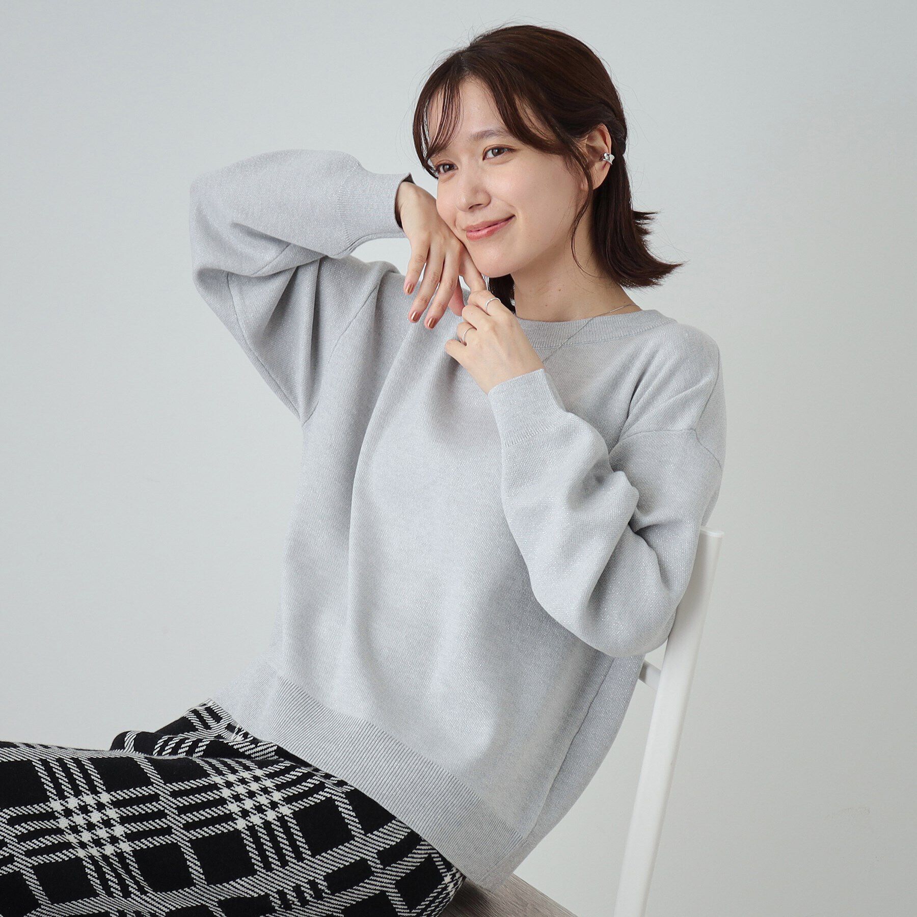 SHOO･LA･RUE「【洗える/S-LL】シンプルながら華やか ラメ入りスウェットライクニット」|ニット・セーター|グレー(012)