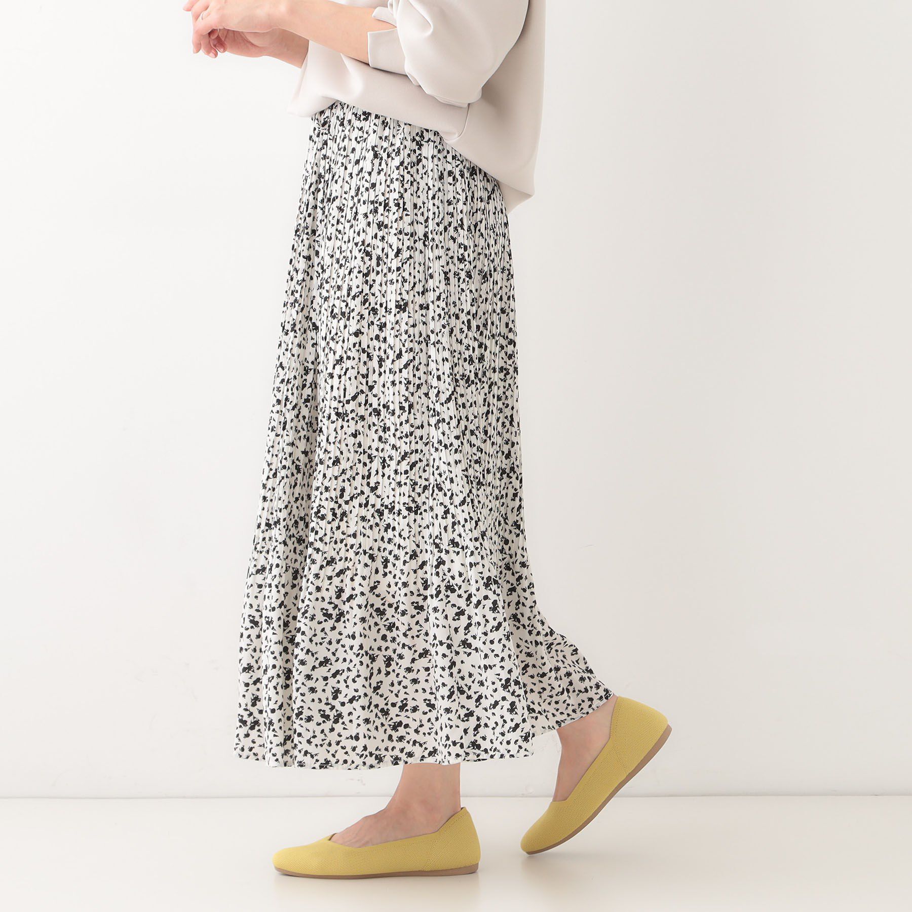 SHOO･LA･RUE「【高レビュー】広がり過ぎずすっきりと サテンプリーツスカート」|スカート|