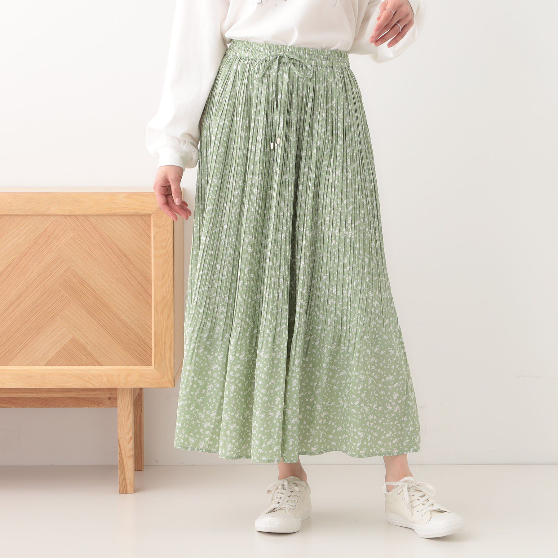 SHOO･LA･RUE「【高レビュー】広がり過ぎずすっきりと サテンプリーツスカート」|スカート|