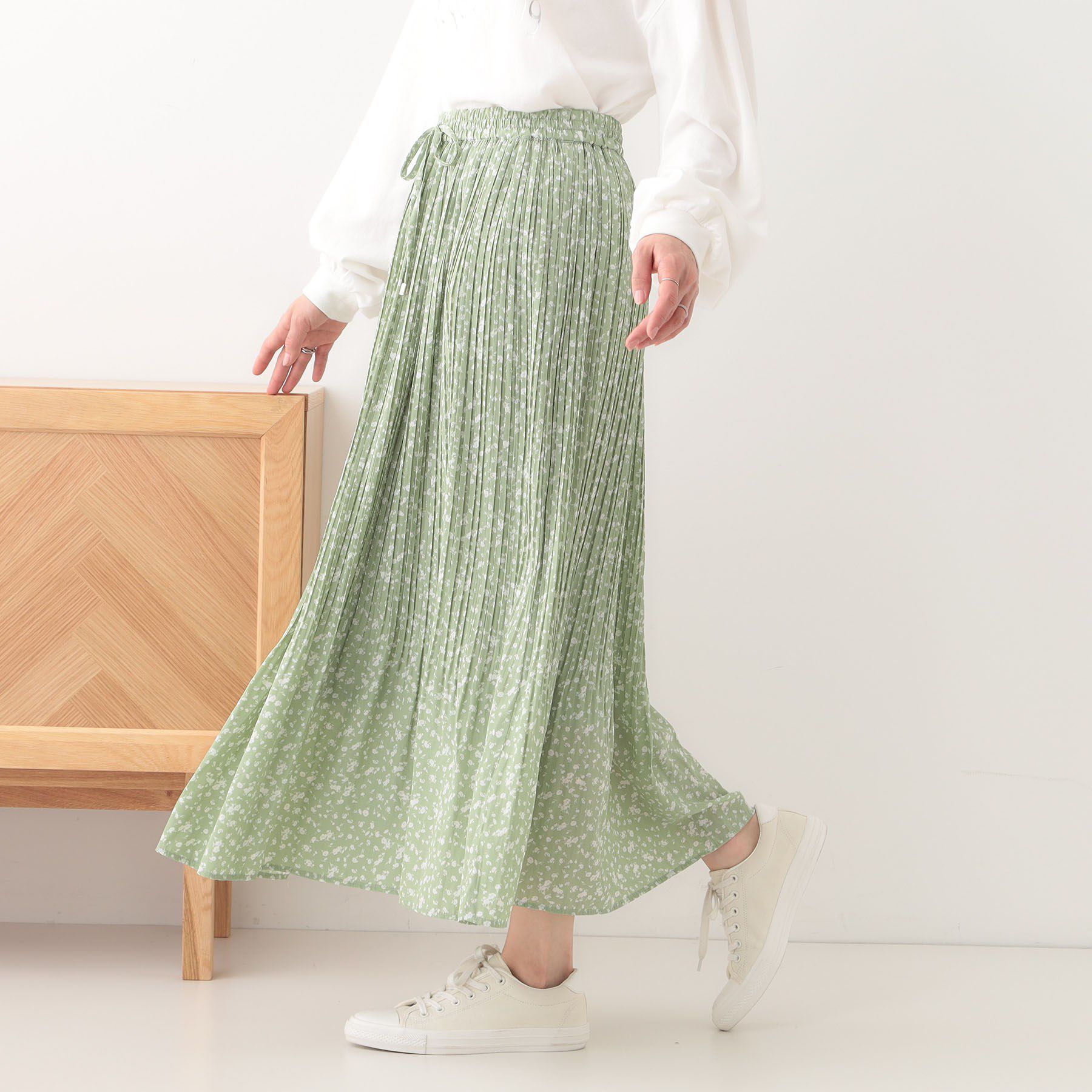 SHOO･LA･RUE「【高レビュー】広がり過ぎずすっきりと サテンプリーツスカート」|スカート|