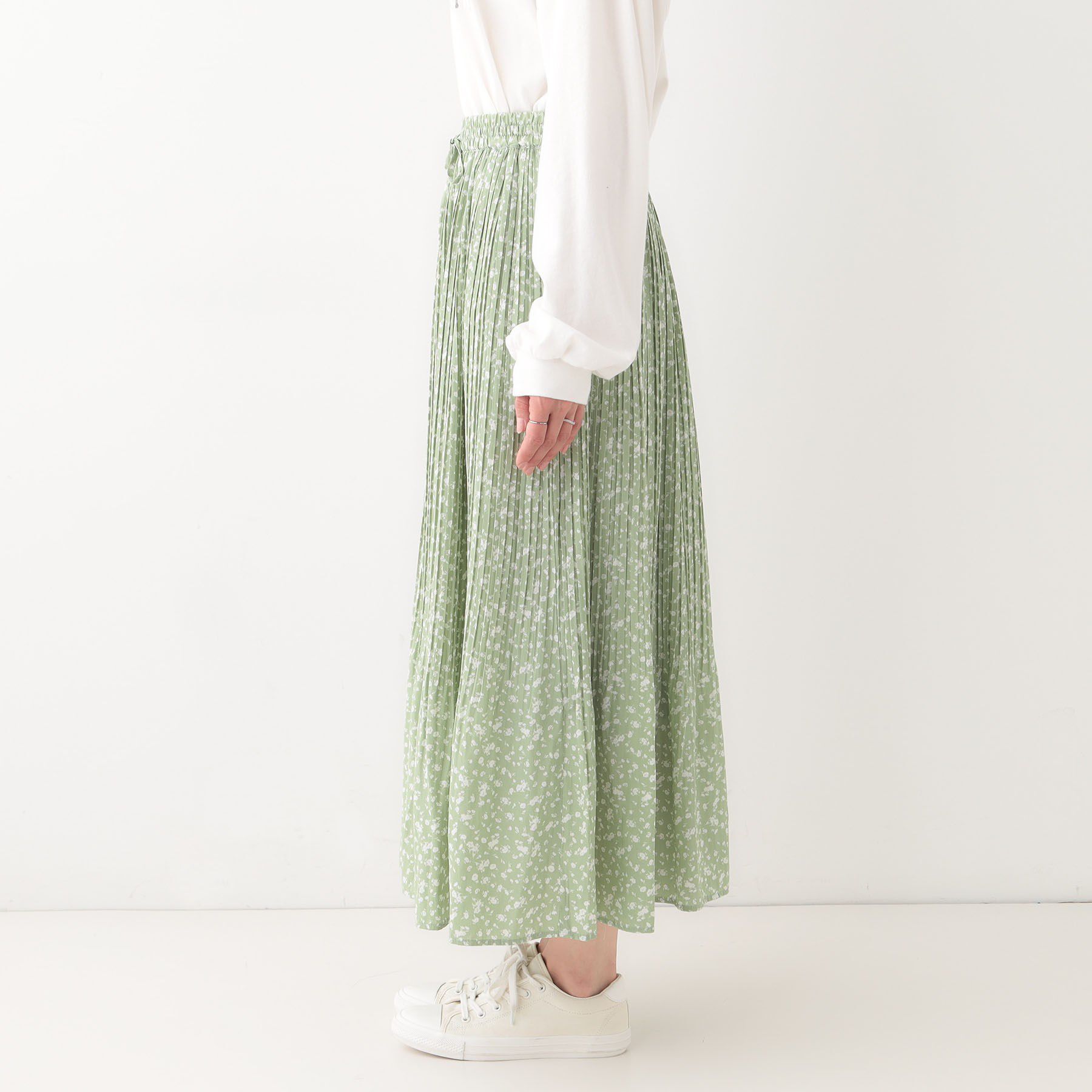 SHOO･LA･RUE「【高レビュー】広がり過ぎずすっきりと サテンプリーツスカート」|スカート|