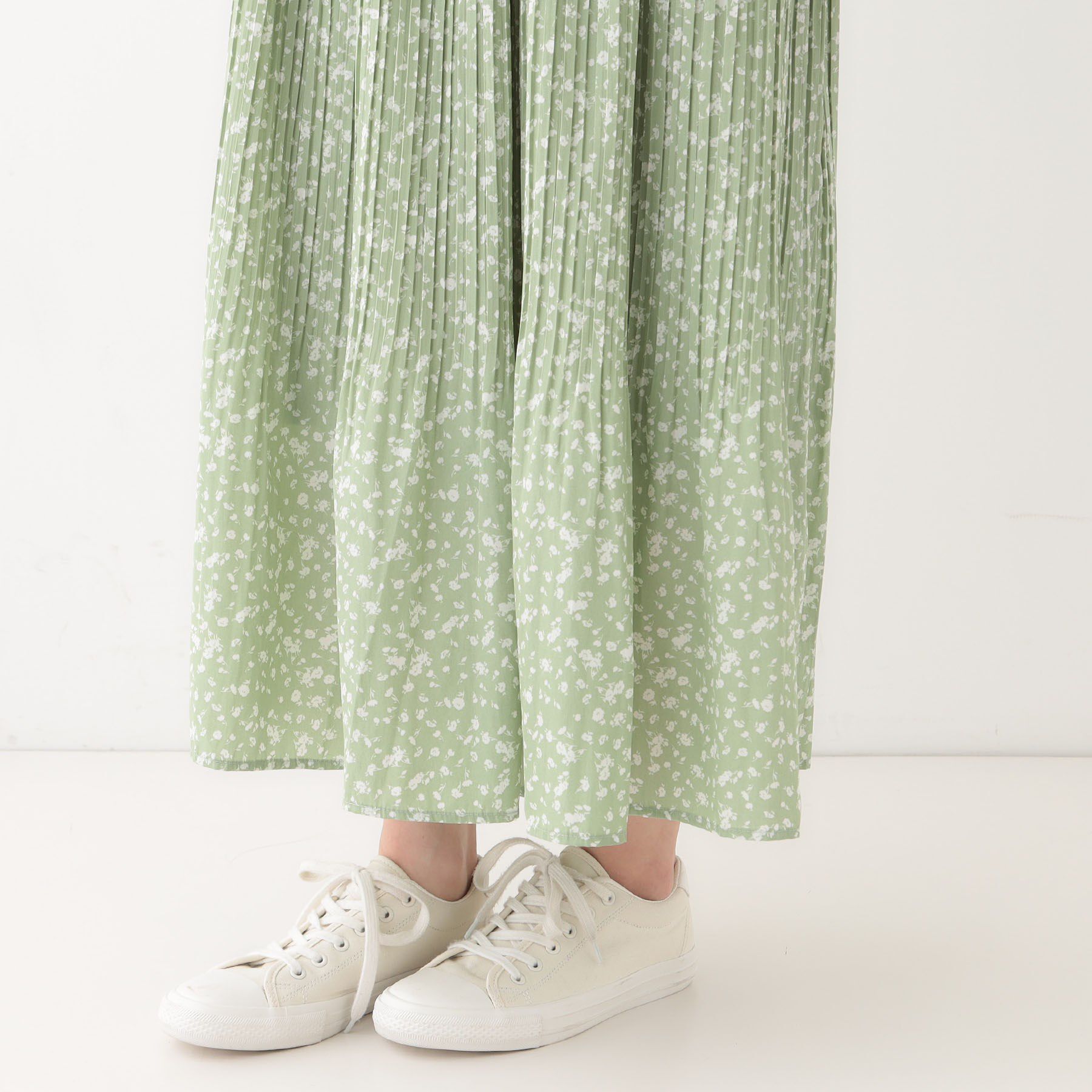 SHOO･LA･RUE「【高レビュー】広がり過ぎずすっきりと サテンプリーツスカート」|スカート|