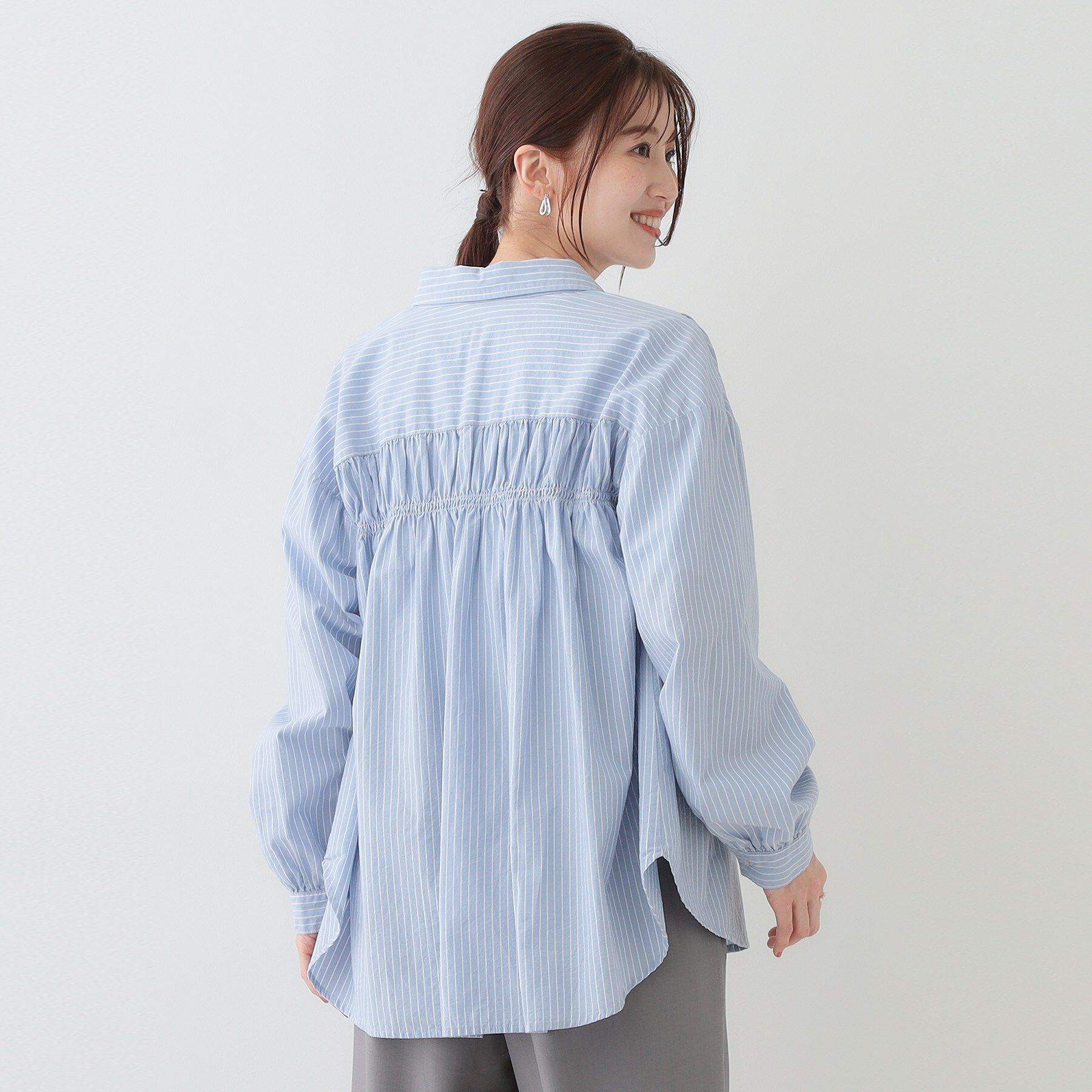 SHOO･LA･RUE「【洗える】バックギャザーがポイント 綿ワッシャー前開きシャツ」|シャツ・ブラウス|