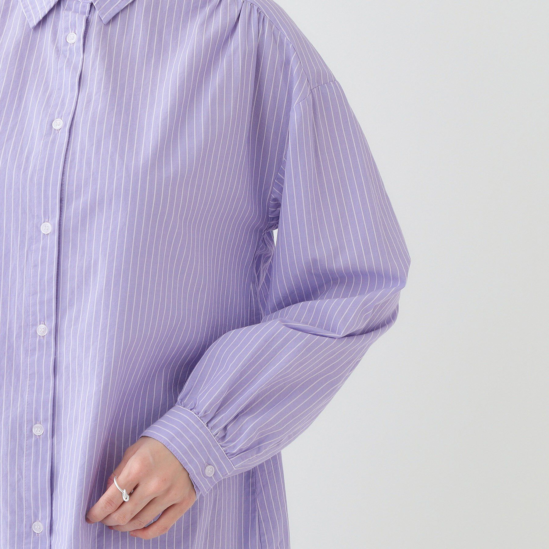 SHOO･LA･RUE「【洗える】バックギャザーがポイント 綿ワッシャー前開きシャツ」|シャツ・ブラウス|