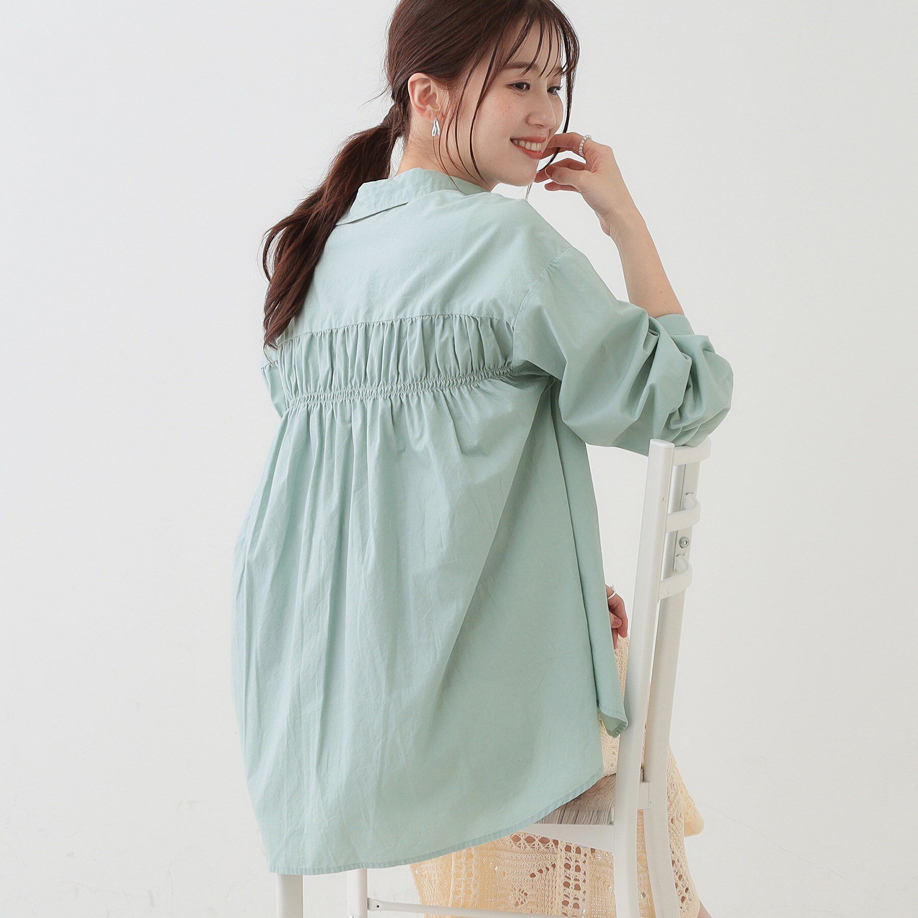 SHOO･LA･RUE「【洗える】バックギャザーがポイント 綿ワッシャー前開きシャツ」|シャツ・ブラウス|ミントグリーン(02
