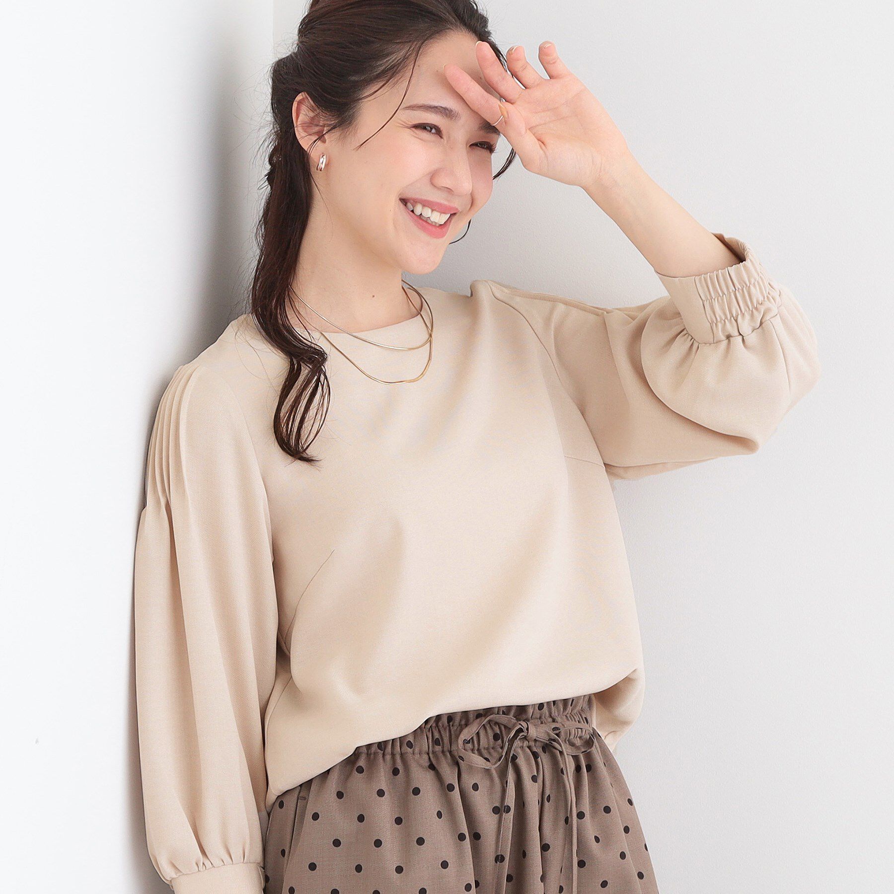 SHOO･LA･RUE「【洗える/洗濯後しわになりにくい】無理せずキレイ 肩タックブラウス」|シャツ・ブラウス|ライトベージュ(05