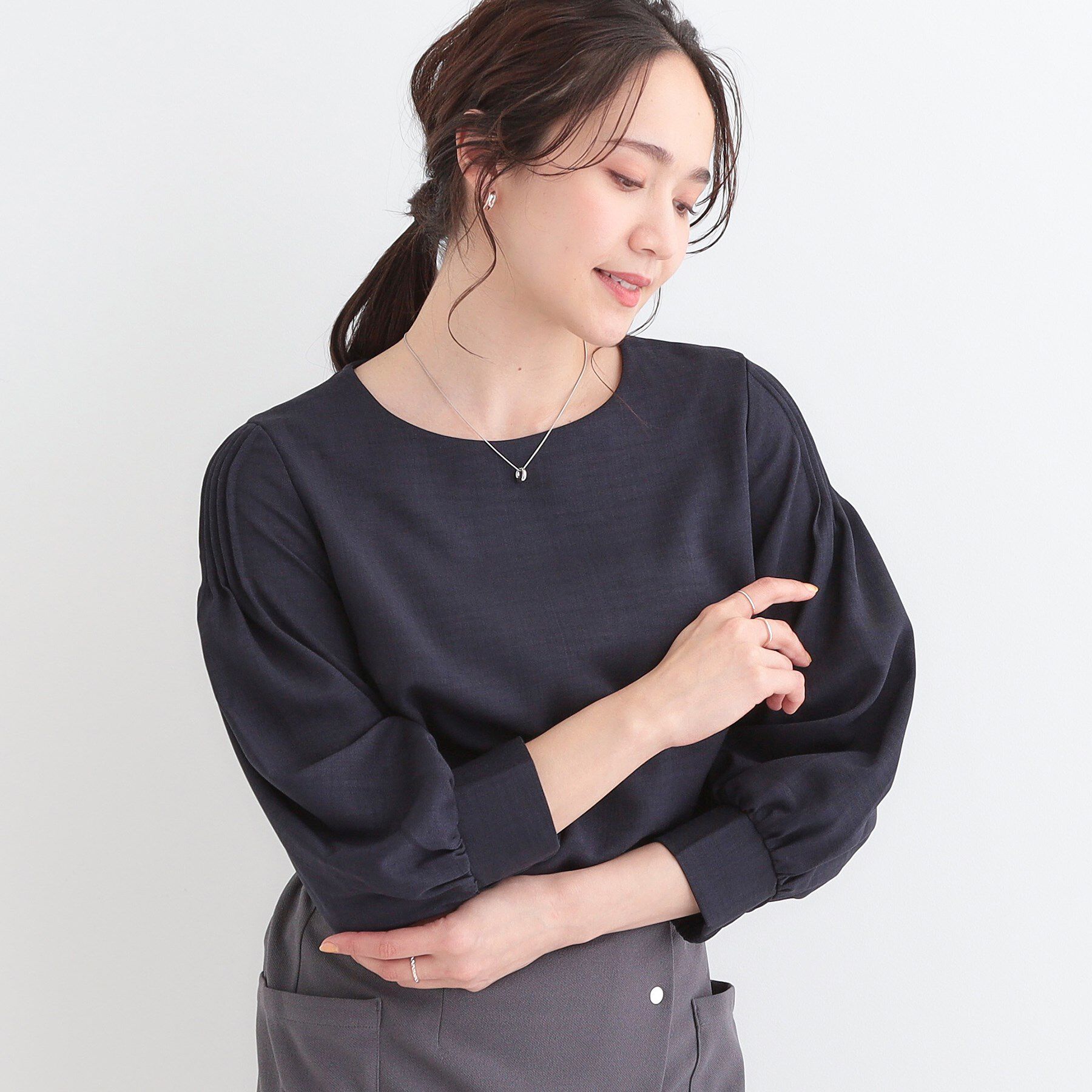 SHOO･LA･RUE「【洗える/洗濯後しわになりにくい】無理せずキレイ 肩タックブラウス」|シャツ・ブラウス|ネイビー(094)