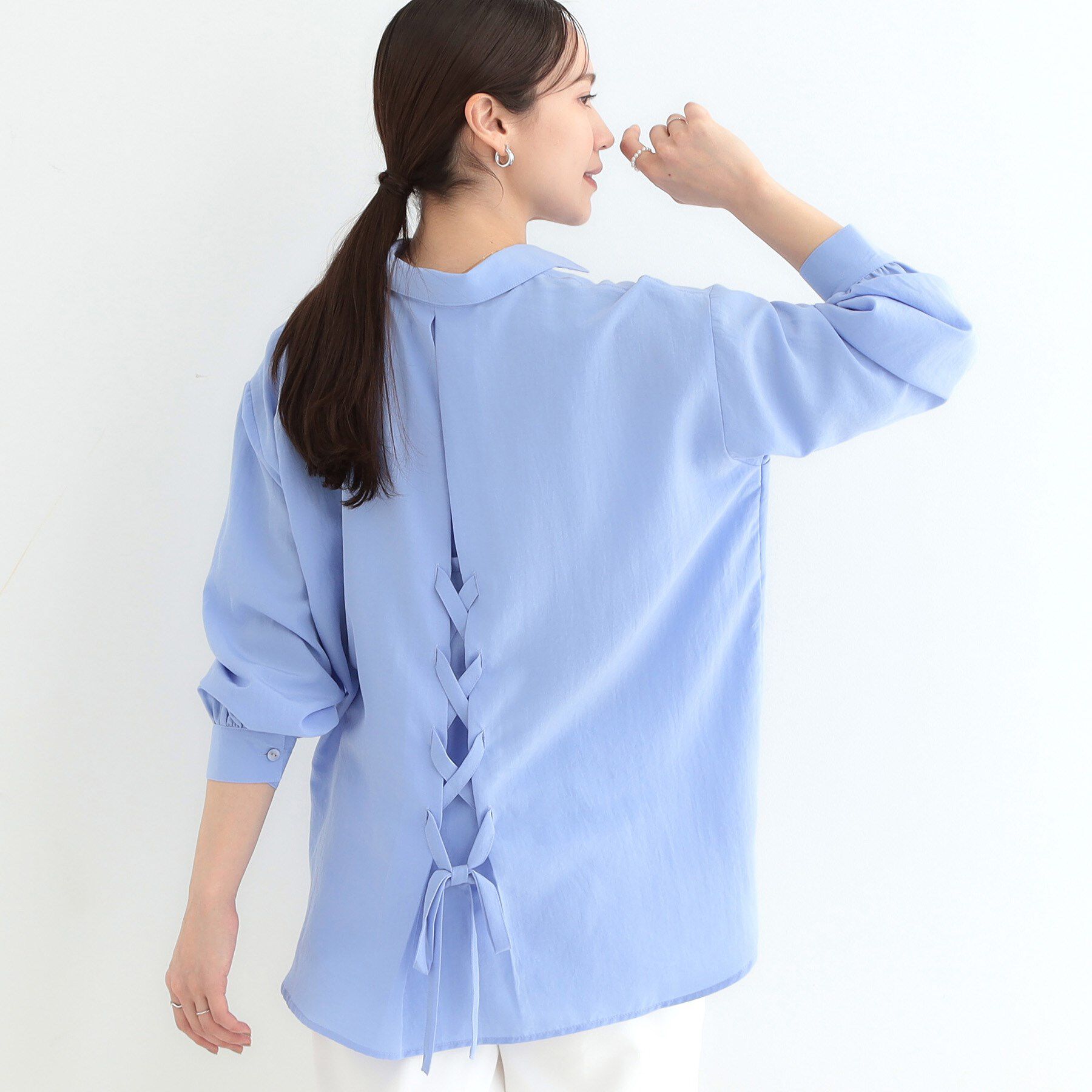 SHOO･LA･RUE「【S-LL】後ろ姿も抜かりなく バックレースアップシャツ」|シャツ・ブラウス|ブルー(091)