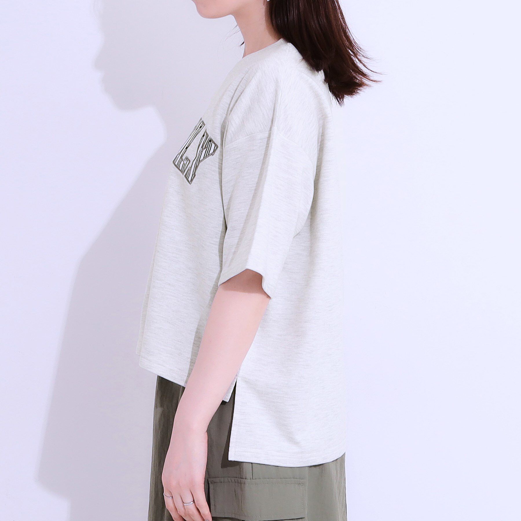 SHOO･LA･RUE「【S-LL】ゆるっと大人カジュアルに 柄ロゴアソート ミニ裏毛トップス」|Tシャツ・カットソー|