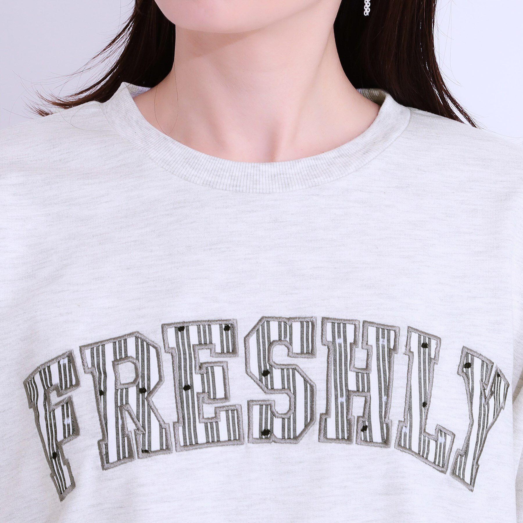 SHOO･LA･RUE「【S-LL】ゆるっと大人カジュアルに 柄ロゴアソート ミニ裏毛トップス」|Tシャツ・カットソー|