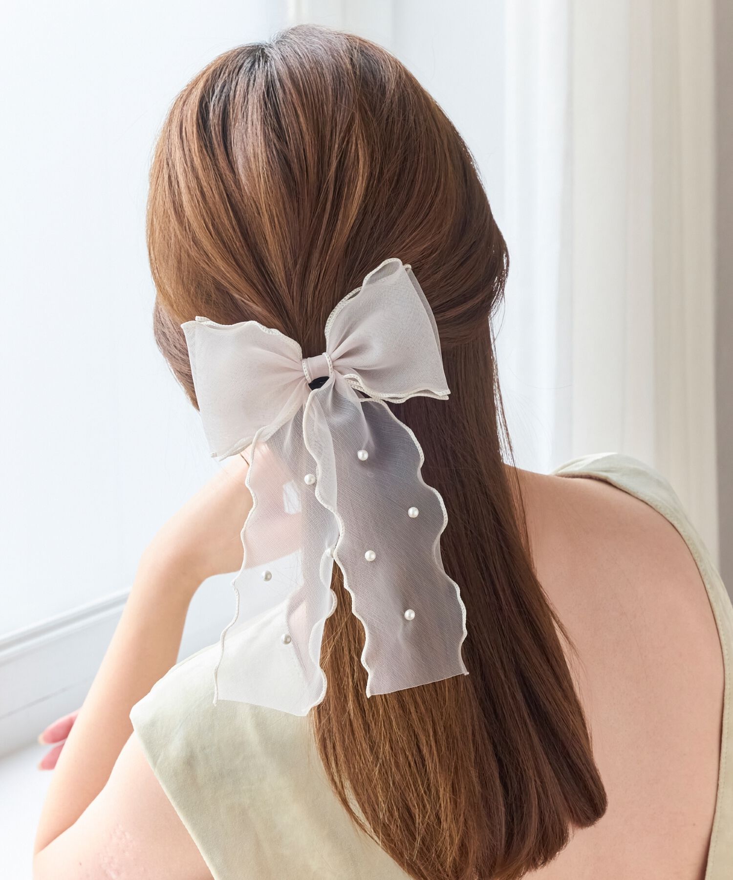 Phoebe「フレアリボンドットパールヘアゴム　ベージュ」|ヘアゴム・シュシュ|