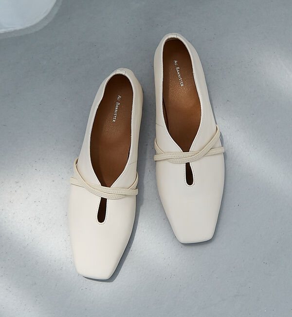 AU BANNISTER「【Youtuber紹介】ストラップソフトレザーフラットパンプス」|パンプス|アイボリー