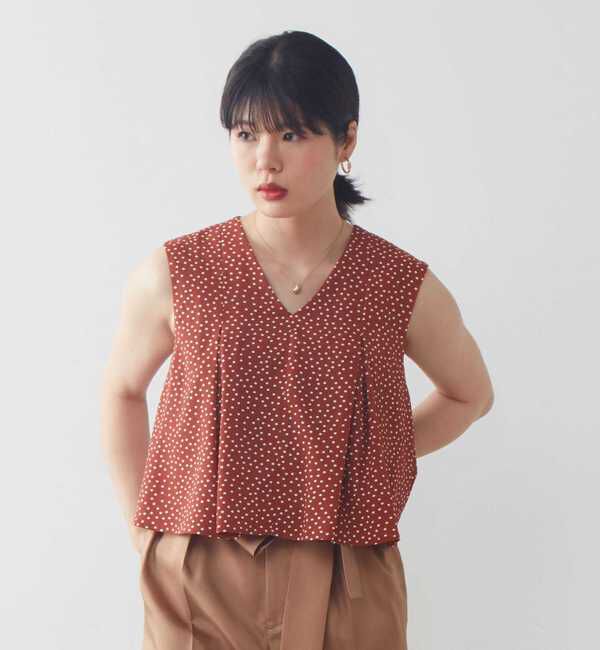 TIARA「ランダムドットノースリーブブラウス」|シャツ・ブラウス|テラコッタ