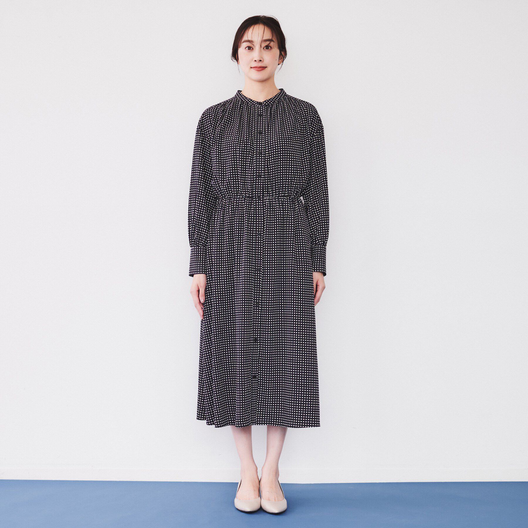 UNTITLED「【前開きボタン/ウエストゴム/ベルト付】変形ドット柄ワンピース」|ワンピース|