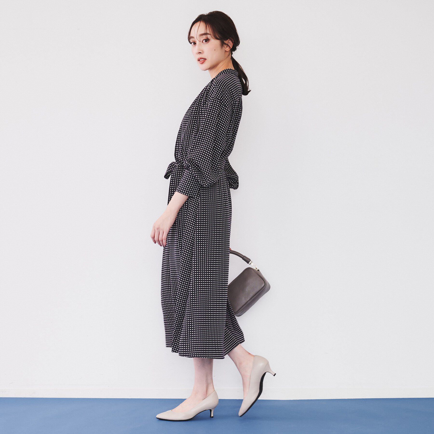 UNTITLED「【前開きボタン/ウエストゴム/ベルト付】変形ドット柄ワンピース」|ワンピース|