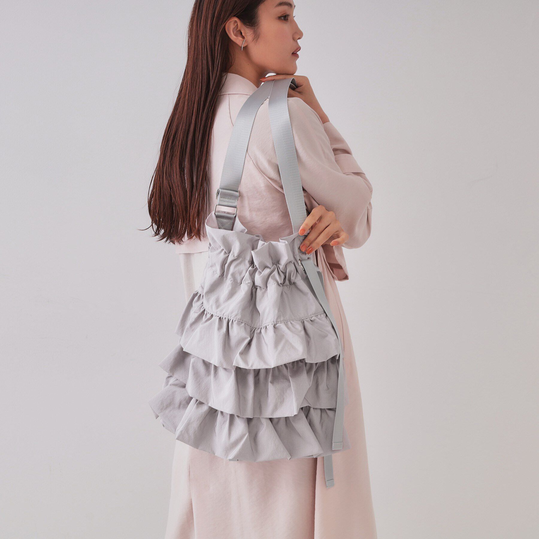 OPAQUE.CLIP「【長さ調整可能】ドロストリボンフリルティアードショルダーバッグ」|ショルダー・メッセンジャー|グレー(012)