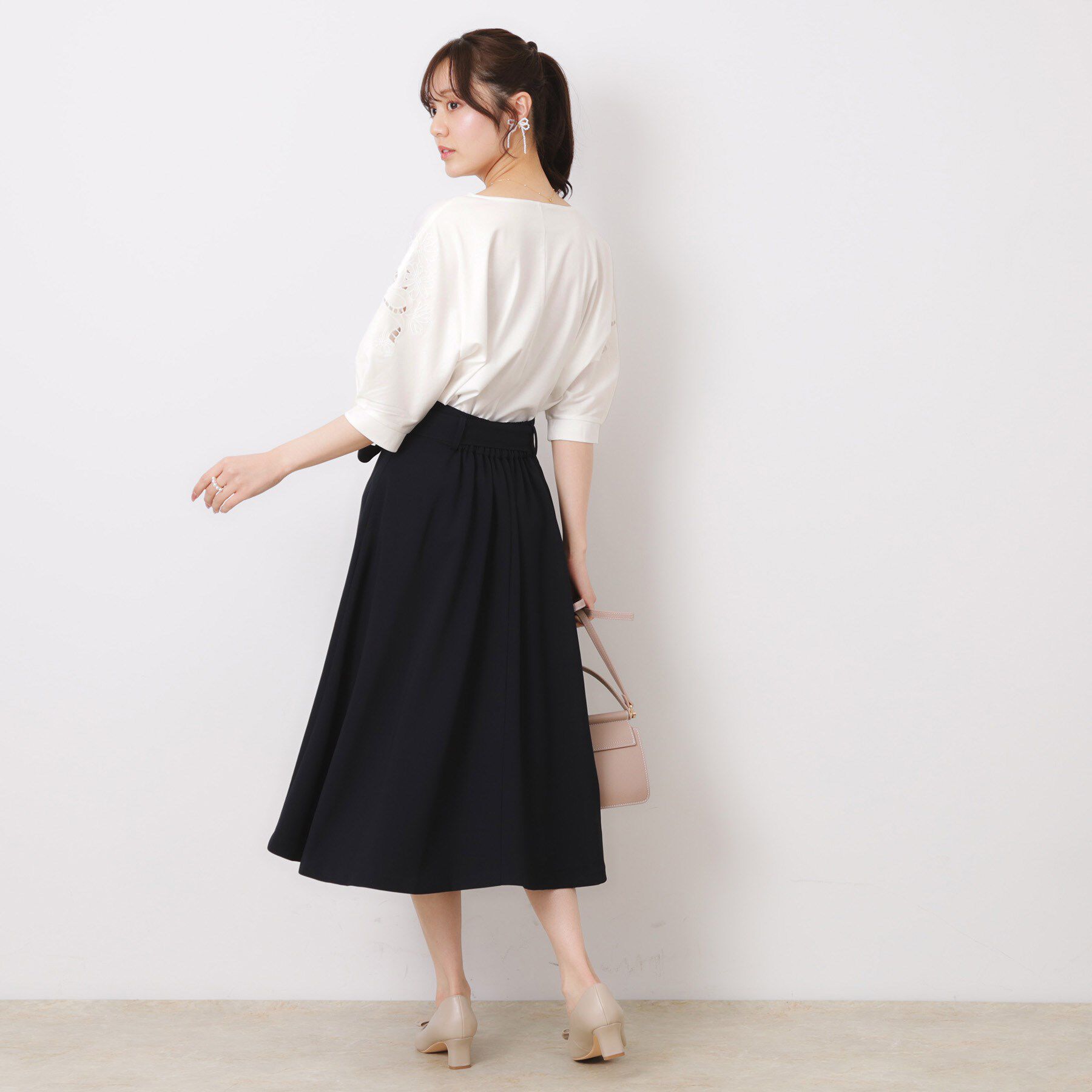 Couture broach「【接触冷感・洗える・UV機能付き・二の腕カバー】デイジー＆リボン エンブロドルマントップス」|Tシャツ・カットソー|