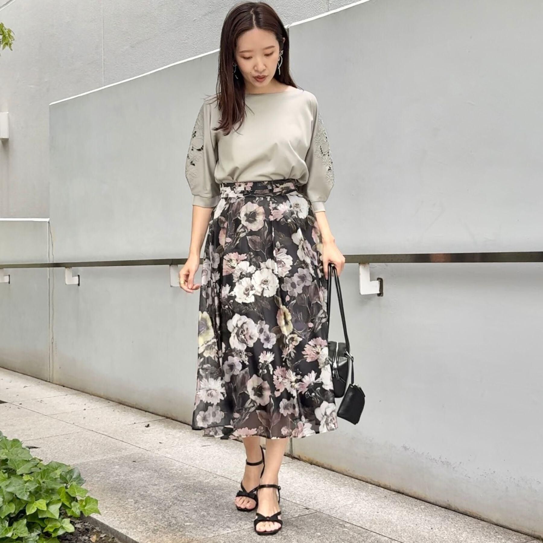 Couture broach「【接触冷感・洗える・UV機能付き・二の腕カバー】デイジー＆リボン エンブロドルマントップス」|Tシャツ・カットソー|