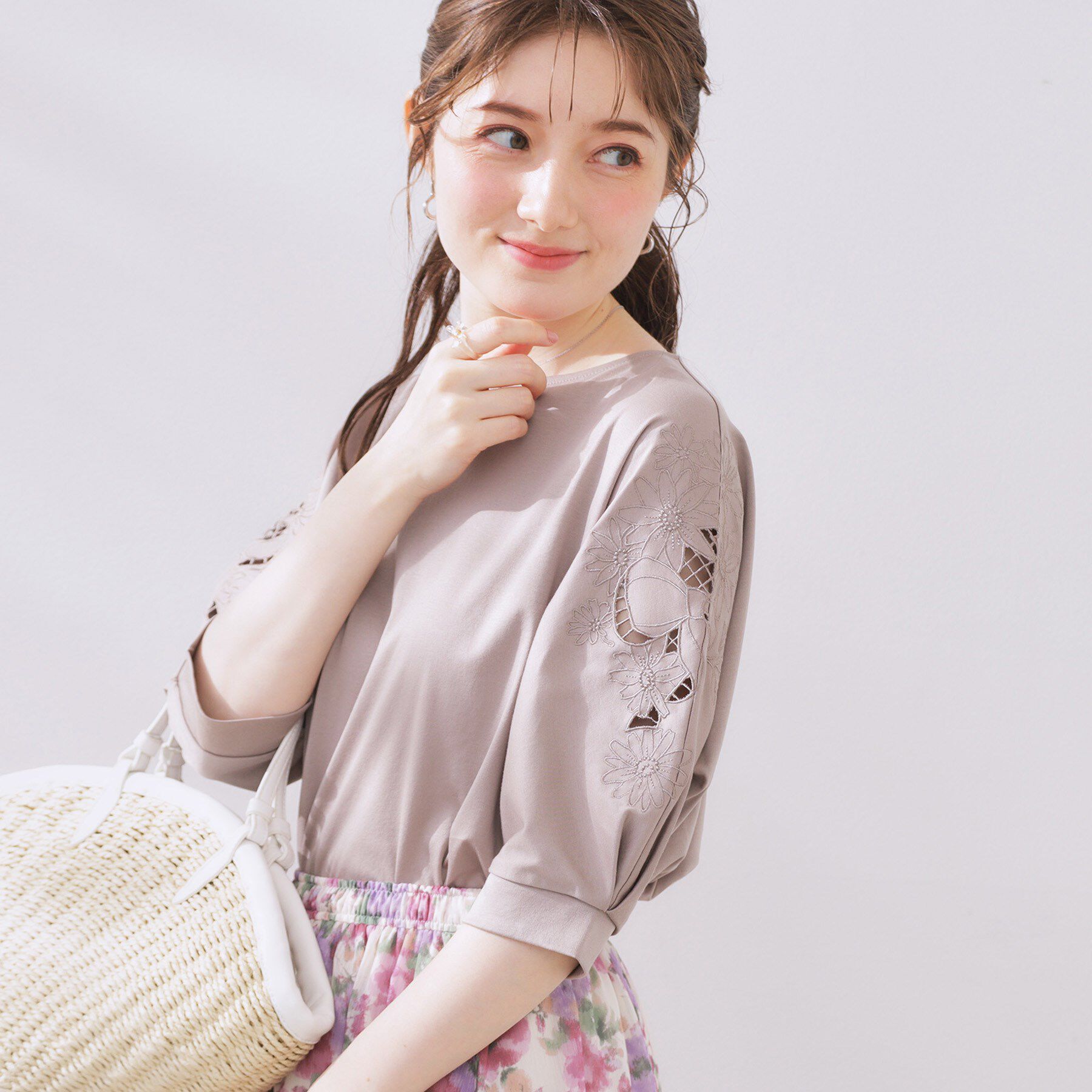 Couture broach「【接触冷感・洗える・UV機能付き・二の腕カバー】デイジー＆リボン エンブロドルマントップス」|Tシャツ・カットソー|