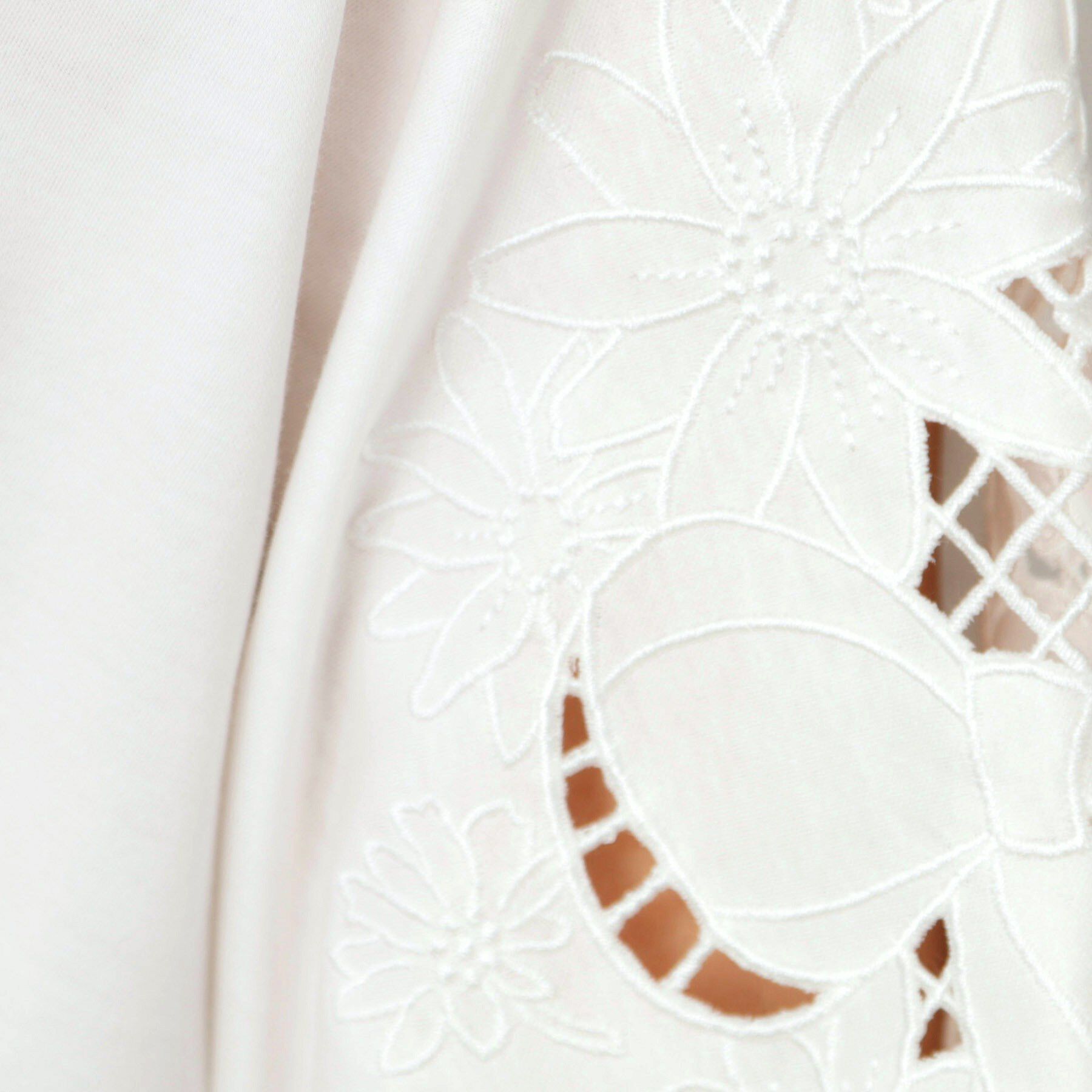 Couture broach「【接触冷感・洗える・UV機能付き・二の腕カバー】デイジー＆リボン エンブロドルマントップス」|Tシャツ・カットソー|