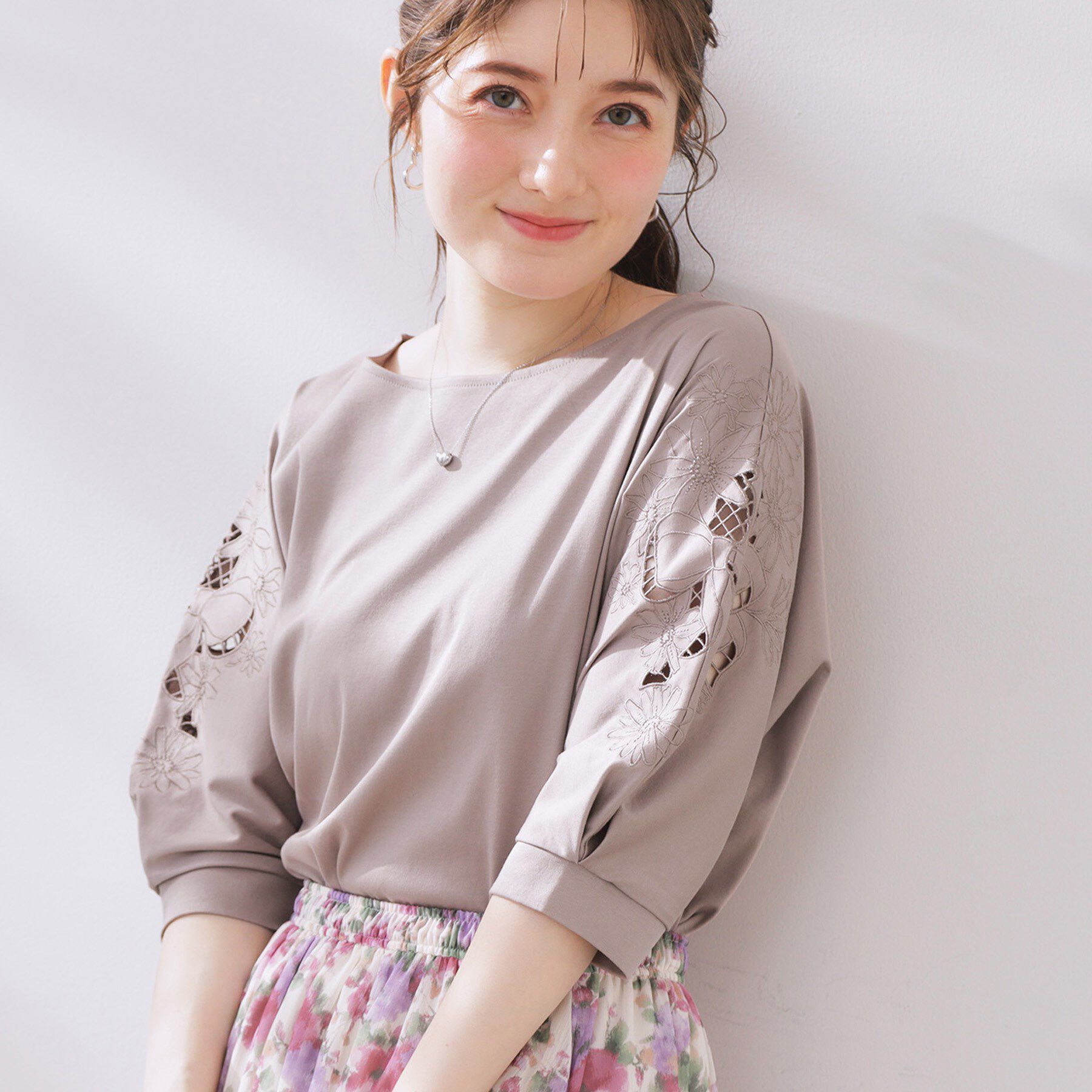 Couture broach「【接触冷感・洗える・UV機能付き・二の腕カバー】デイジー＆リボン エンブロドルマントップス」|Tシャツ・カットソー|トープ(054)