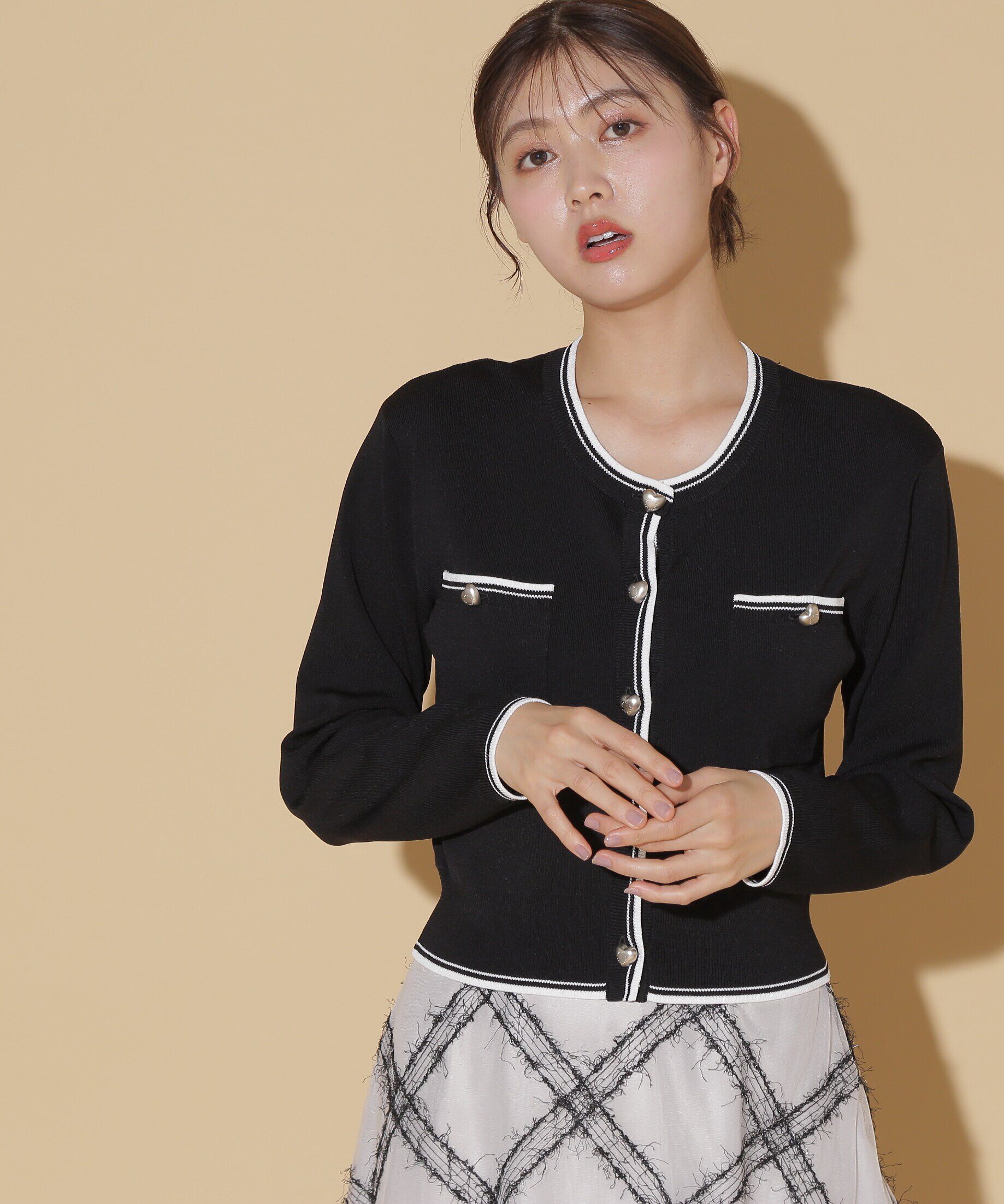  「バリエーションハートメタルUVカーデ WEB限定カラー:白赤」|ニット・セーター|ブラック白2