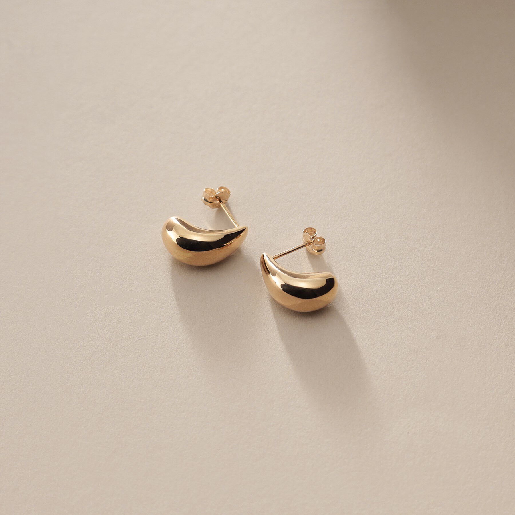 COCOSHNIK「K10中空ドロップカーブ スタッドピアス」|ピアス|イエローゴールド(1