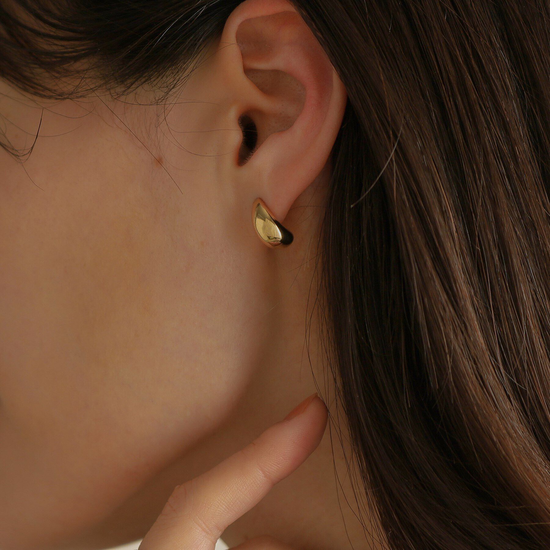 COCOSHNIK「K10中空ドロップカーブ スタッドピアス」|ピアス|